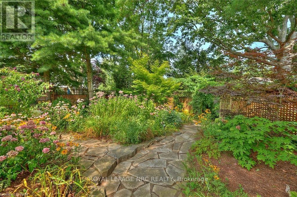 












13 OAK DRIVE

,
Niagara-on-the-Lake (Town),




Ontario
L0S1J0

