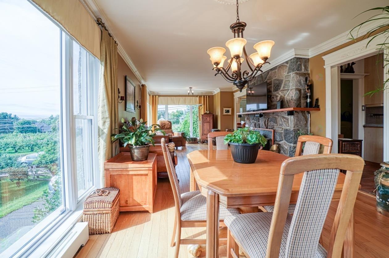 









1209Z

 - 1211Z


Ch. de la Montagne

,
Mont-Saint-Hilaire,




QC
J3G4S6

