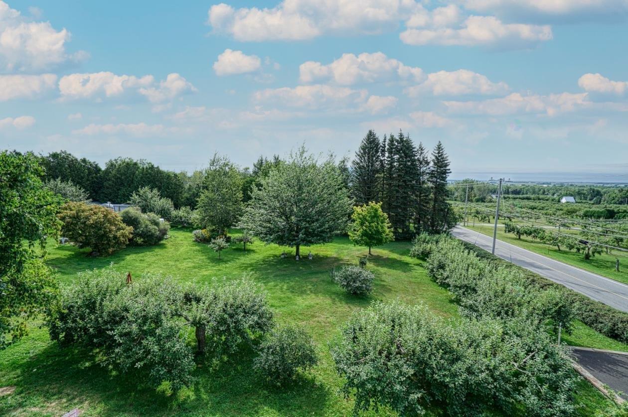 









1209Z

 - 1211Z


Ch. de la Montagne

,
Mont-Saint-Hilaire,




QC
J3G4S6

