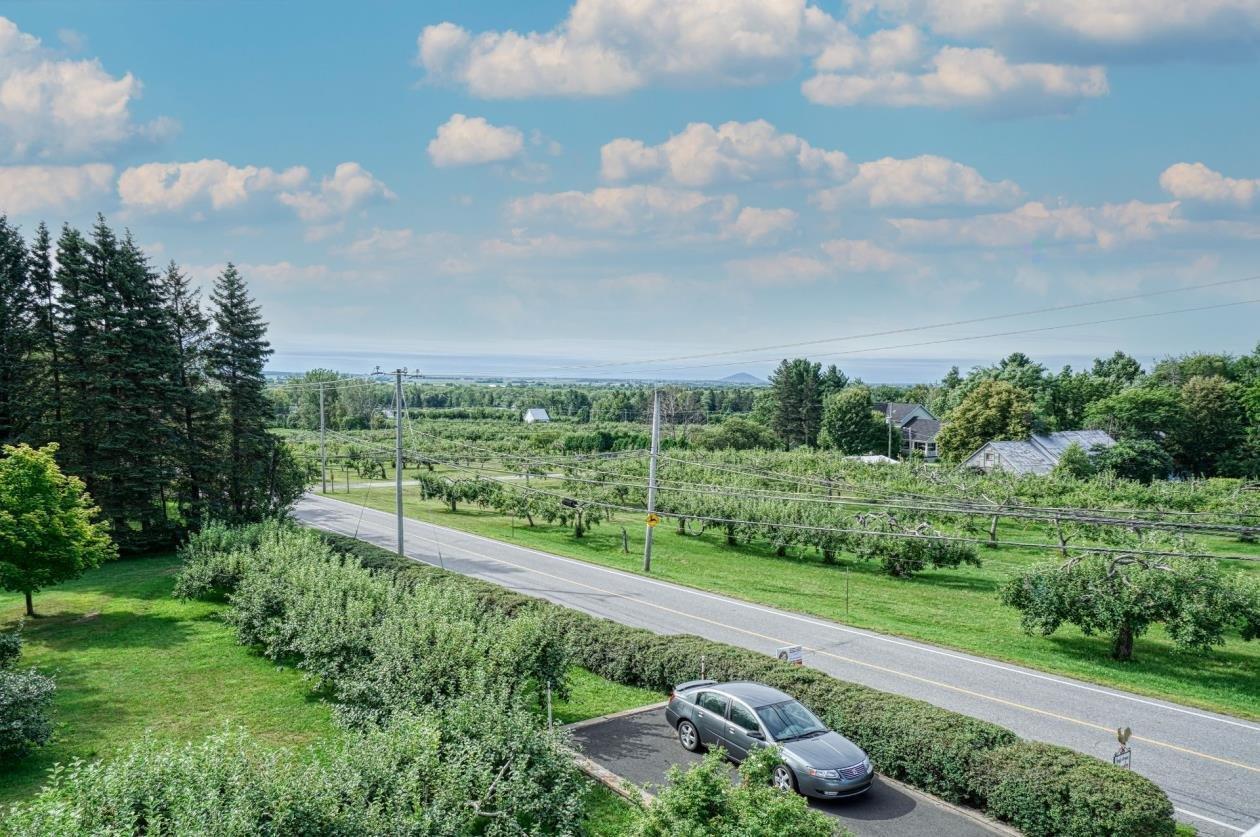 









1209Z

 - 1211Z


Ch. de la Montagne

,
Mont-Saint-Hilaire,




QC
J3G4S6

