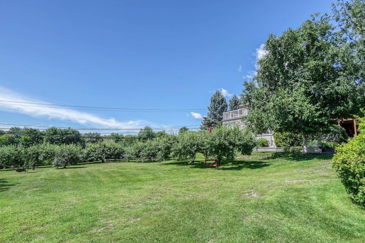 









1209Z

 - 1211Z


Ch. de la Montagne

,
Mont-Saint-Hilaire,




QC
J3G4S6

