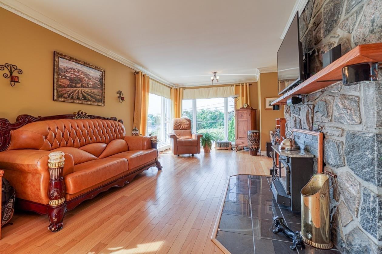 









1209Z

 - 1211Z


Ch. de la Montagne

,
Mont-Saint-Hilaire,




QC
J3G4S6

