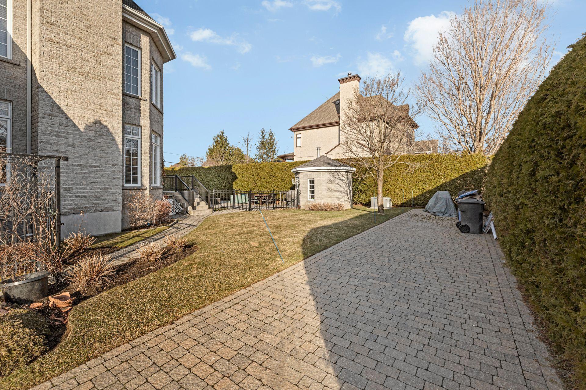 









451


Boul. de Fontainebleau

,
Blainville,




QC
J7B1W7

