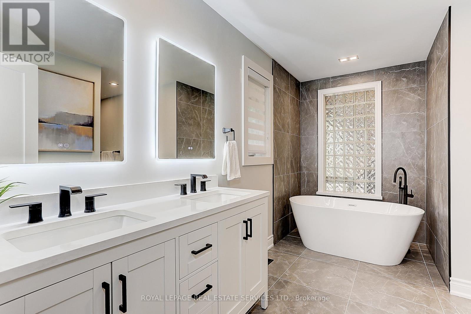 












52 INNISBROOK DRIVE

,
Wasaga Beach,




Ontario
L9Z1G3

