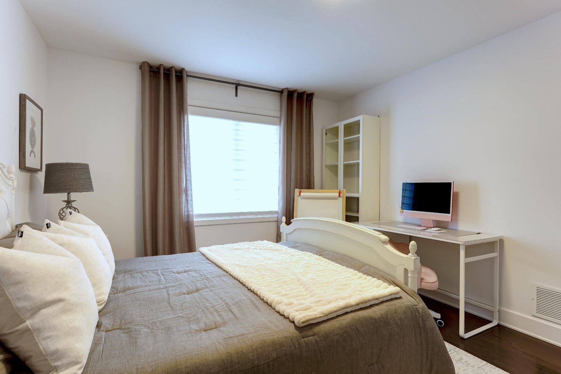 









3640


Rue Orléans

,
Brossard,




QC
J4Y2L9

