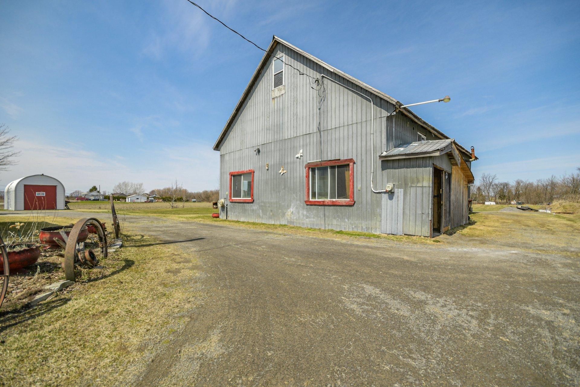 









745


Rg de la Rivière S.

,
Saint-Lin/Laurentides,







QC
J5M2A1

