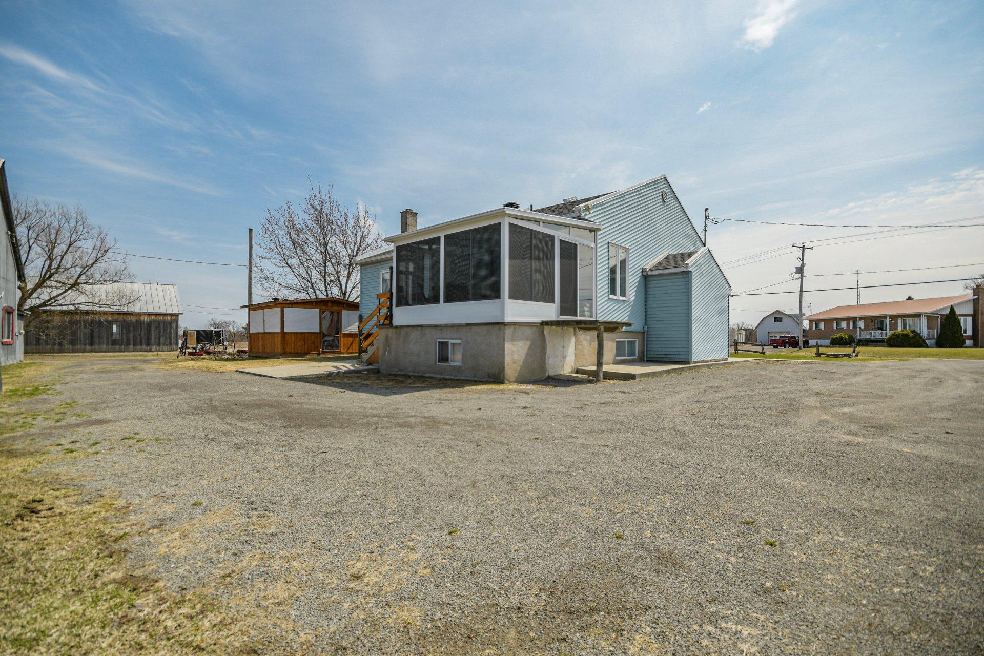 









745


Rg de la Rivière S.

,
Saint-Lin/Laurentides,







QC
J5M2A1

