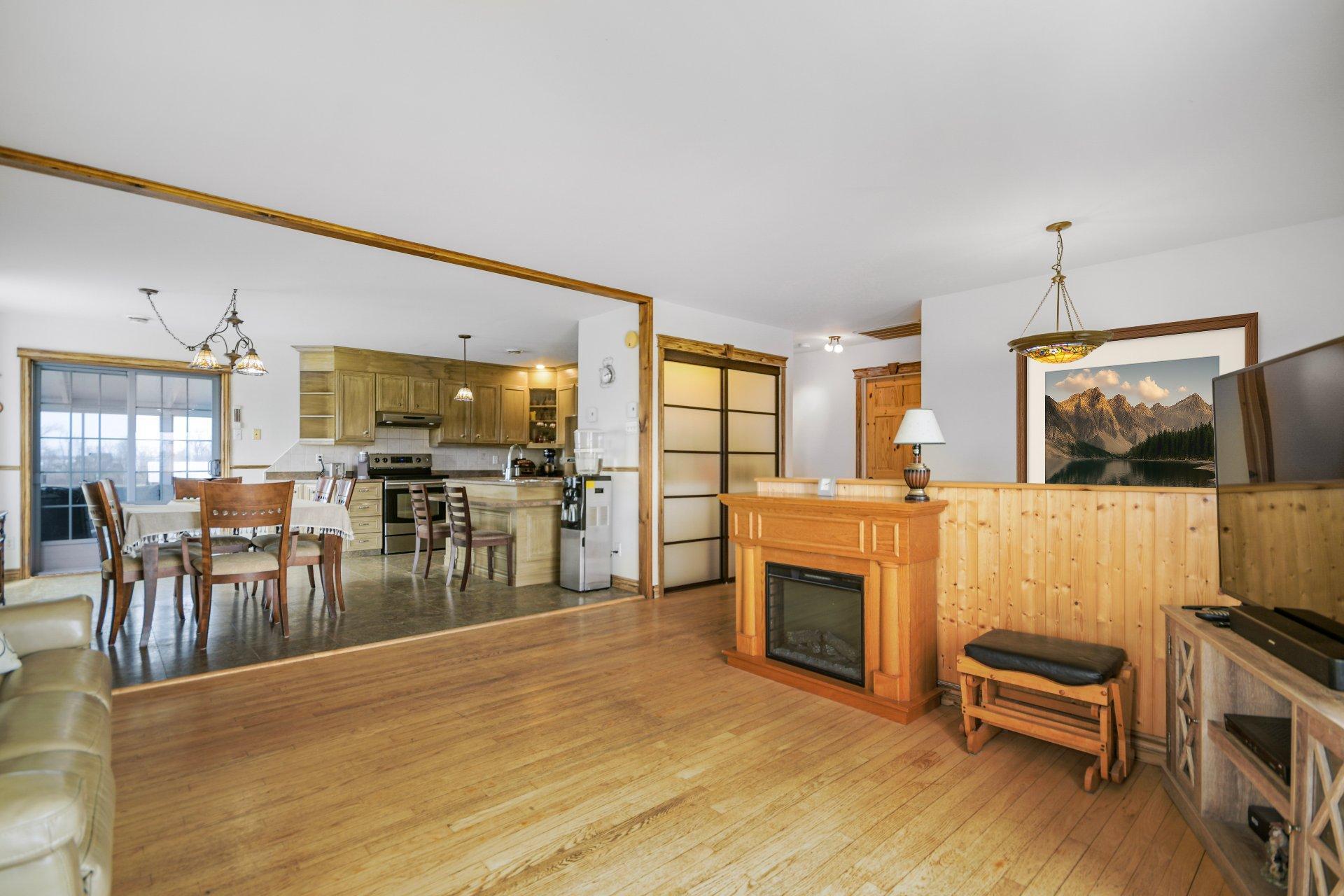 









745


Rg de la Rivière S.

,
Saint-Lin/Laurentides,







QC
J5M2A1

