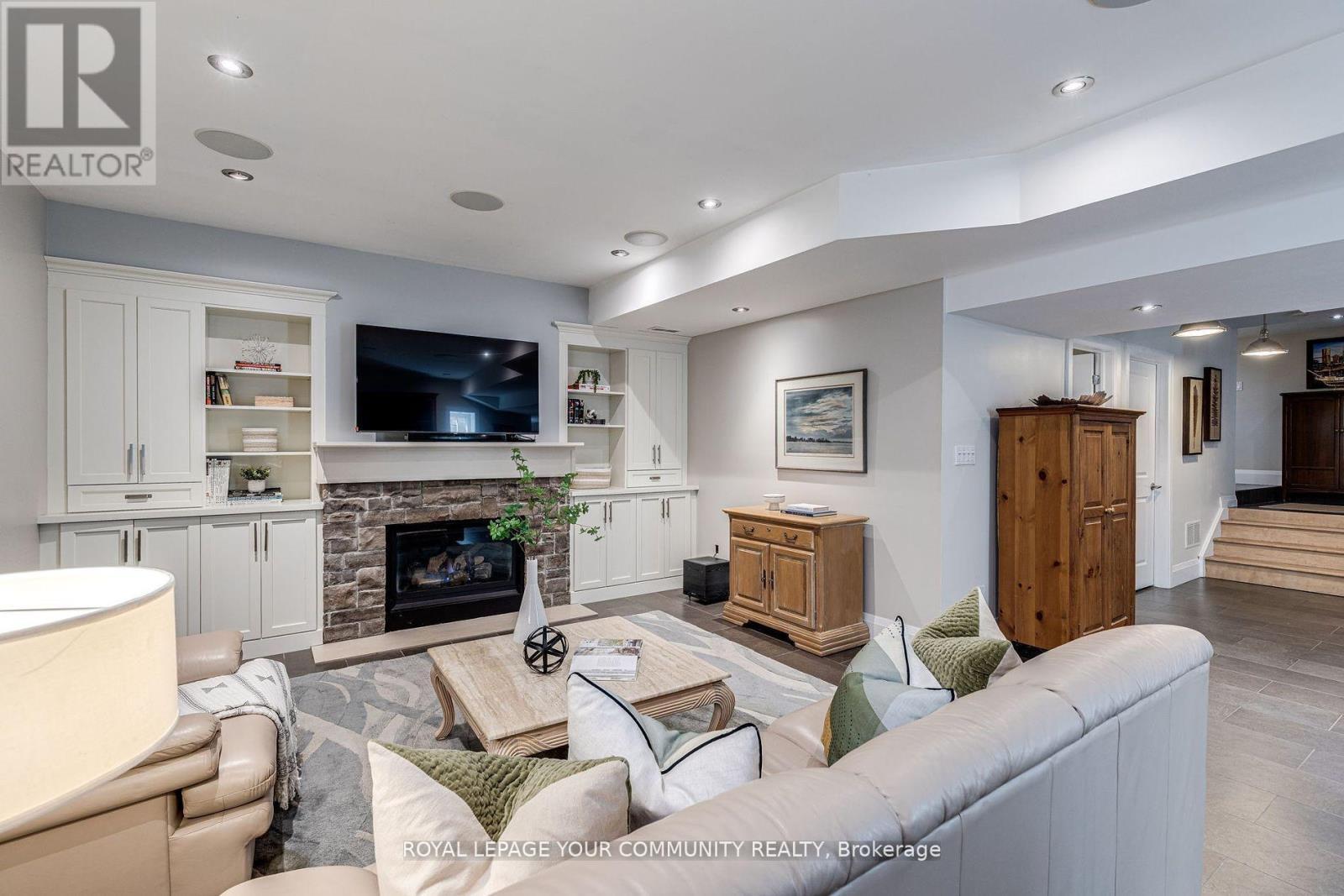 












7 BUTTONVILLE CRESCENT E

,
Markham,




Ontario
L3R0J9

