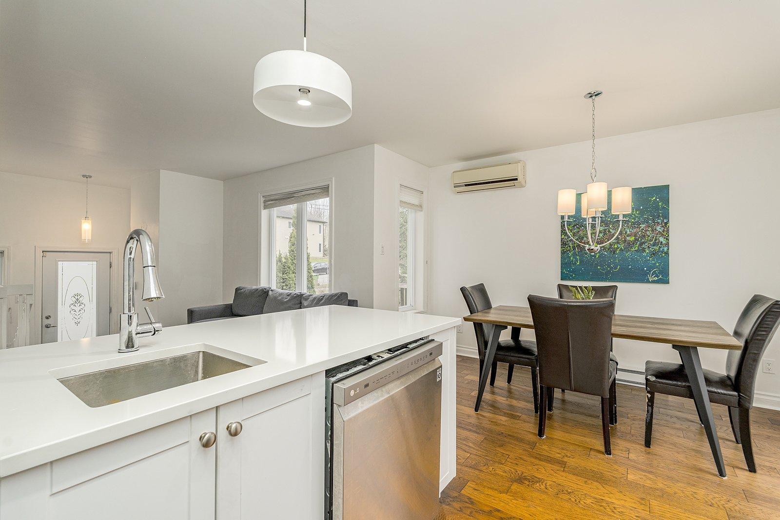 









417


Rue Langlois

,
Magog,




QC
J1X3K5

