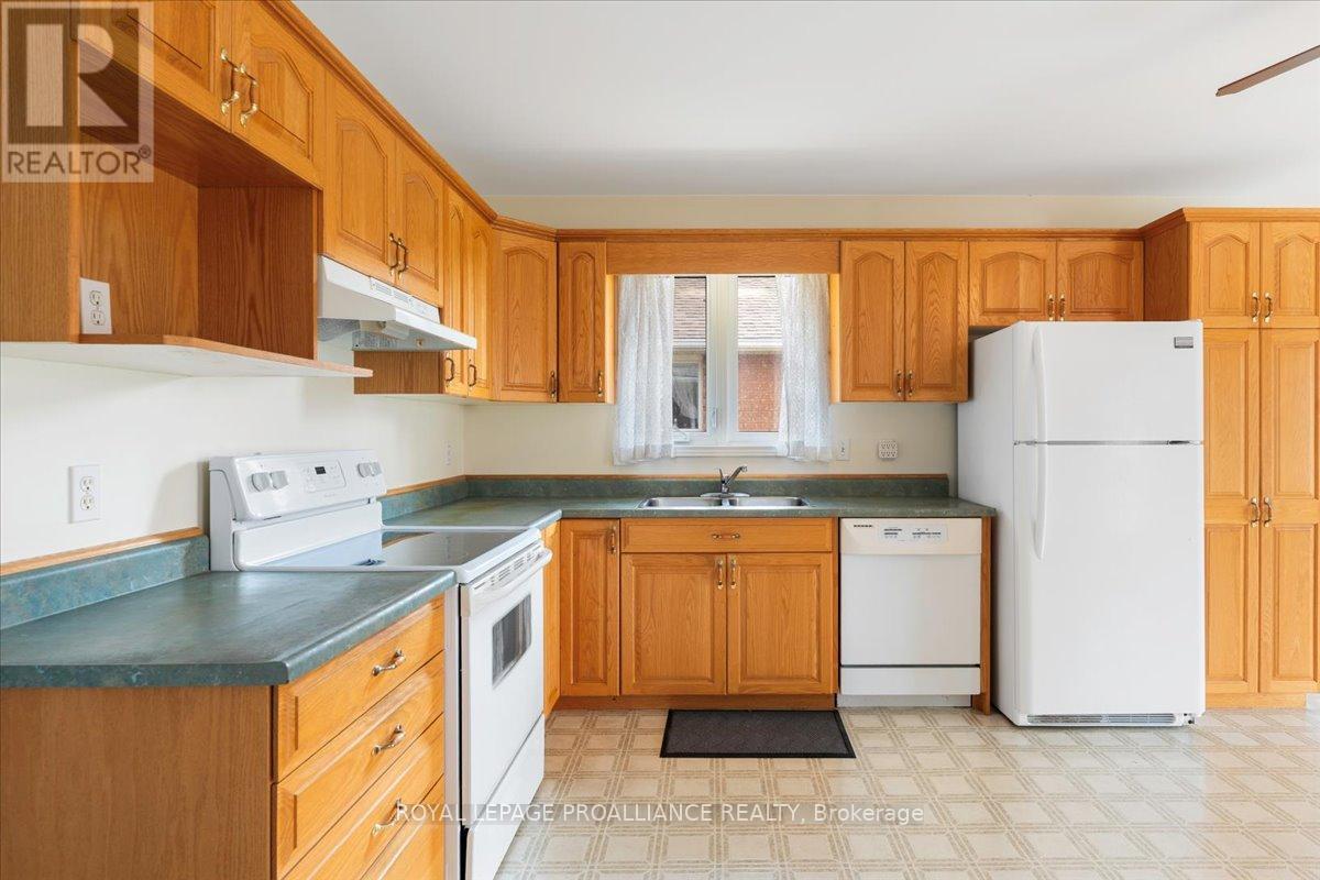 












13 HICKORY GROVE

,
Belleville (Belleville Ward),




Ontario
K8N5X6

