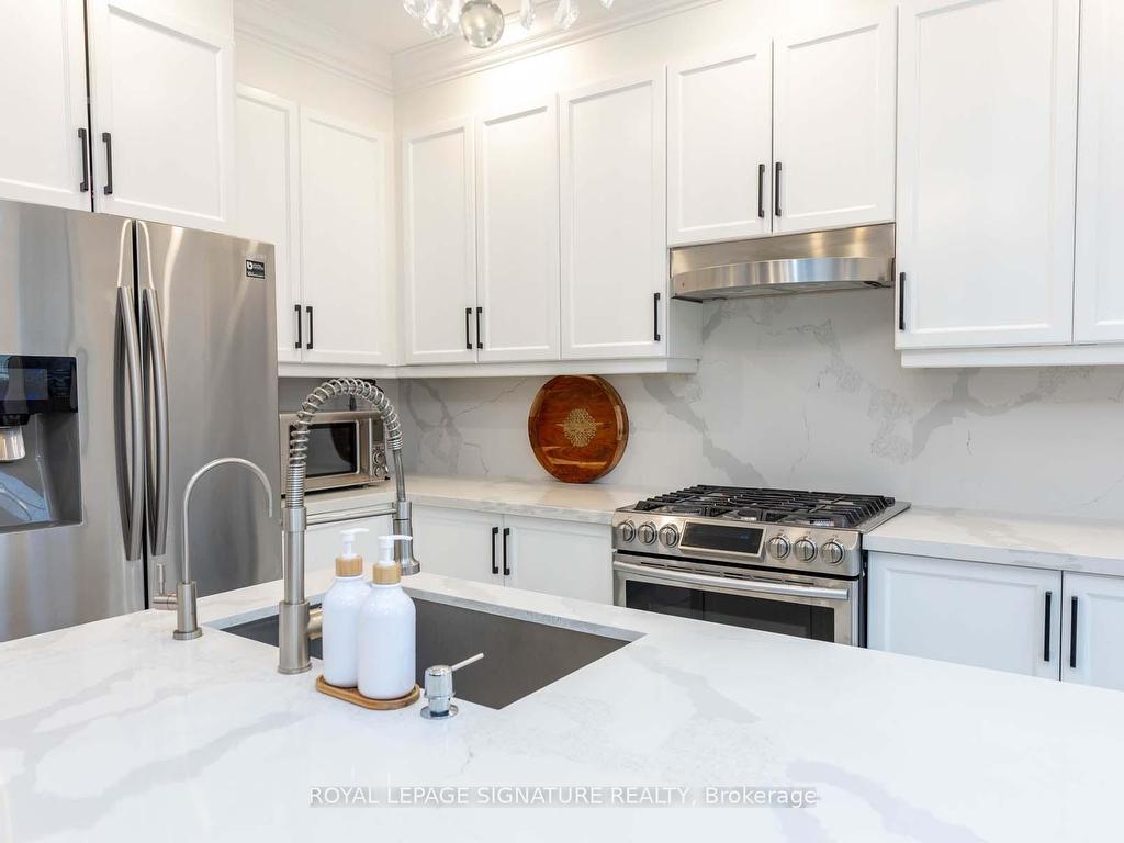 









18


Lady Valentina

Avenue,
Vaughan,




ON
L6A 0E4

