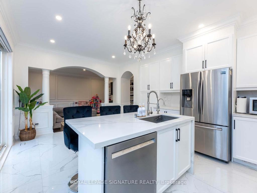 









18


Lady Valentina

Avenue,
Vaughan,




ON
L6A 0E4

