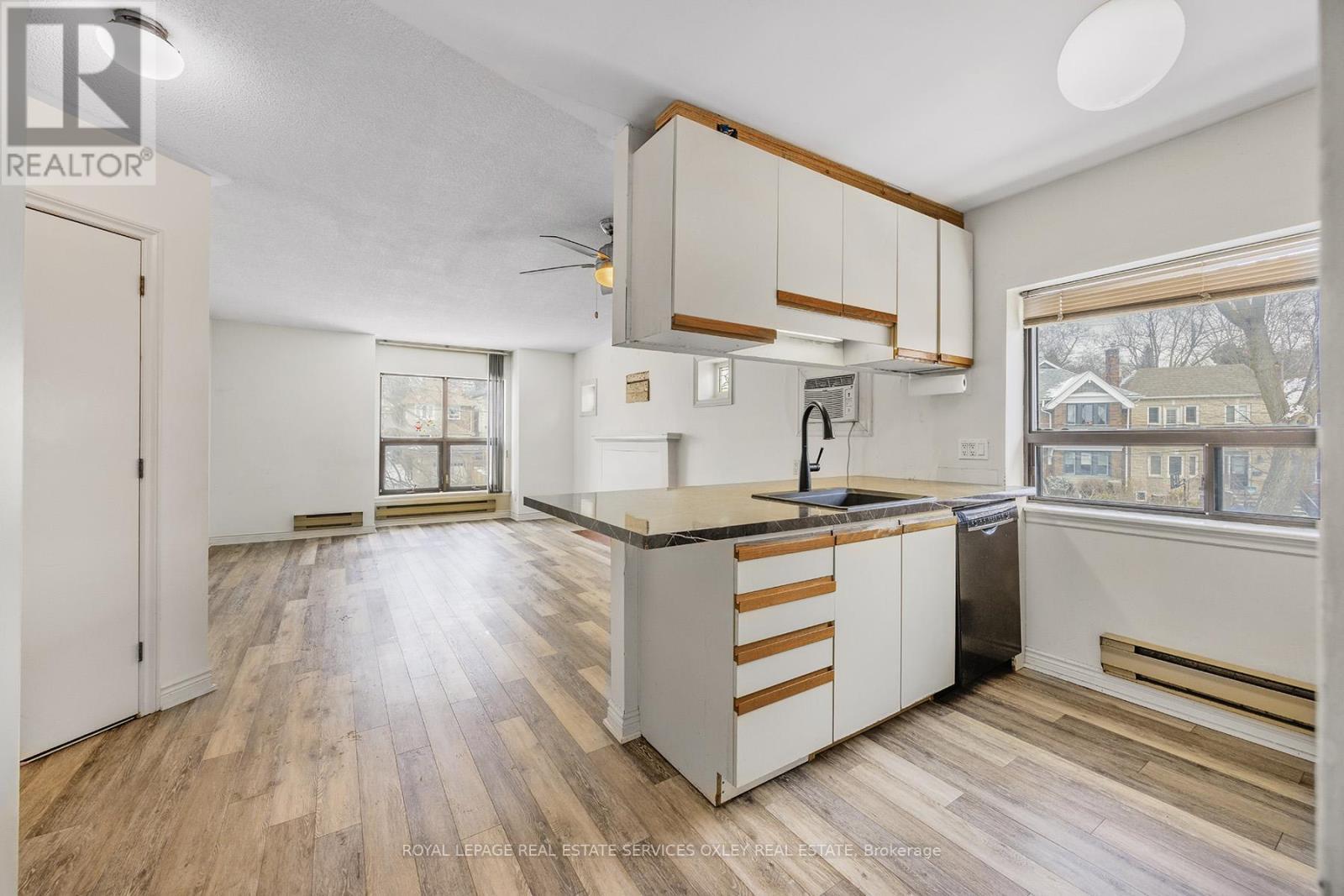 












4 - 31 GLEBE ROAD E

,
Toronto,




Ontario
M4S1N7

