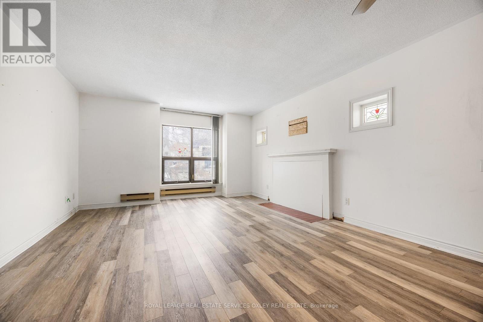 












4 - 31 GLEBE ROAD E

,
Toronto,




Ontario
M4S1N7

