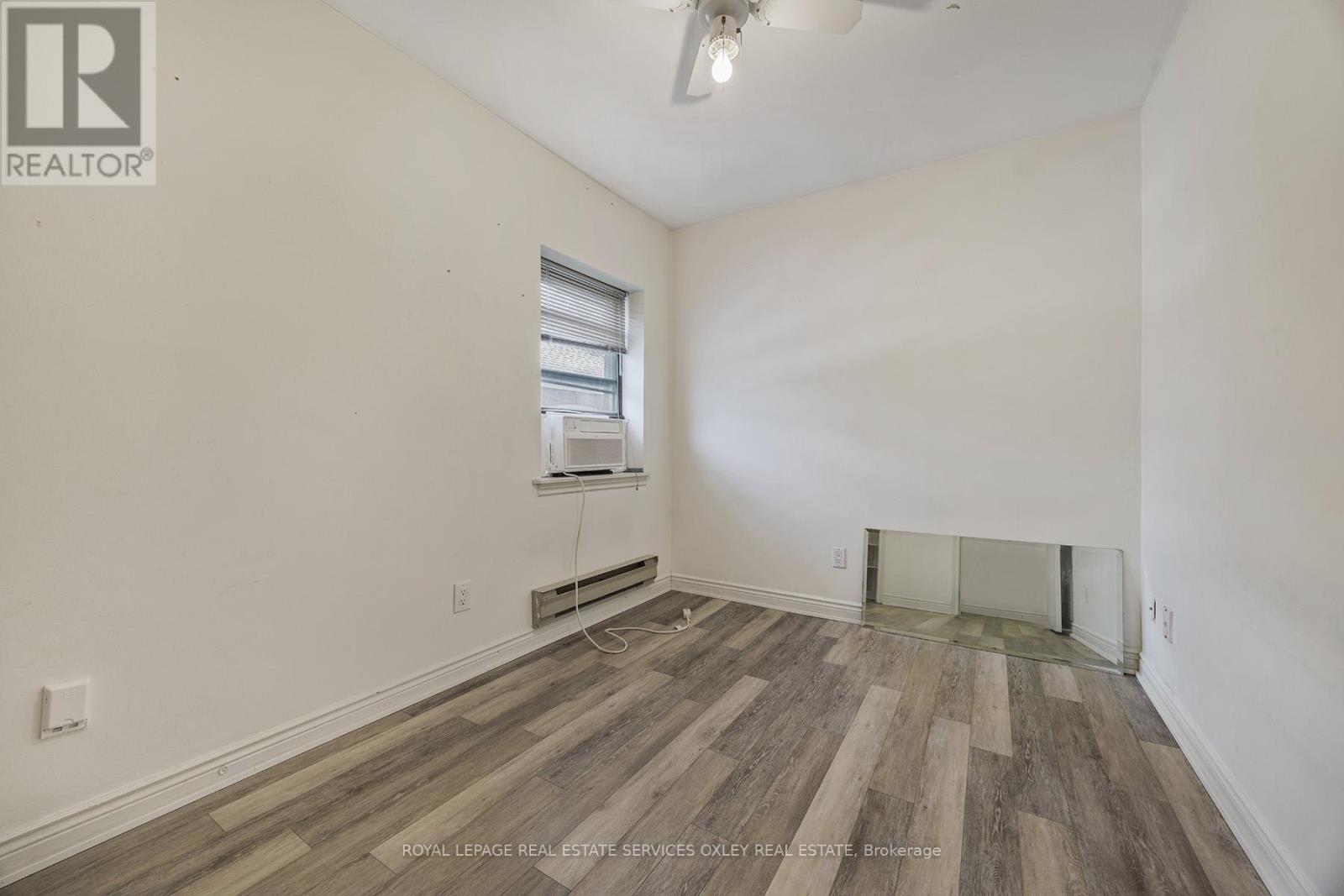 












4 - 31 GLEBE ROAD E

,
Toronto,




Ontario
M4S1N7


