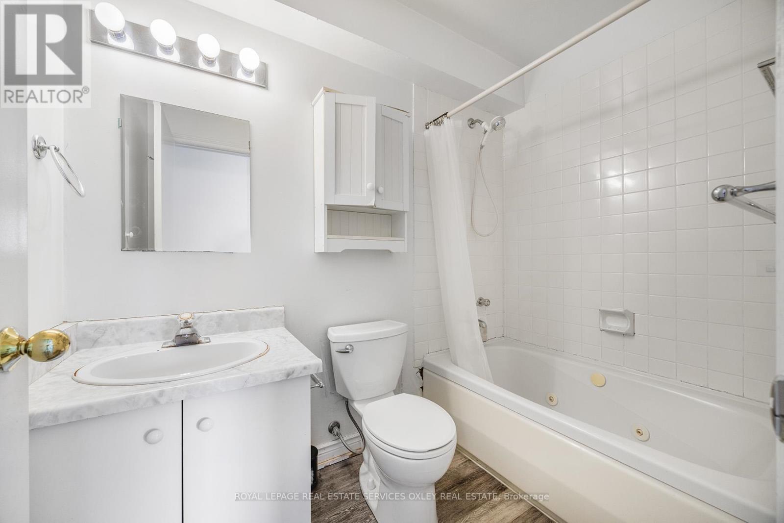 












4 - 31 GLEBE ROAD E

,
Toronto,




Ontario
M4S1N7

