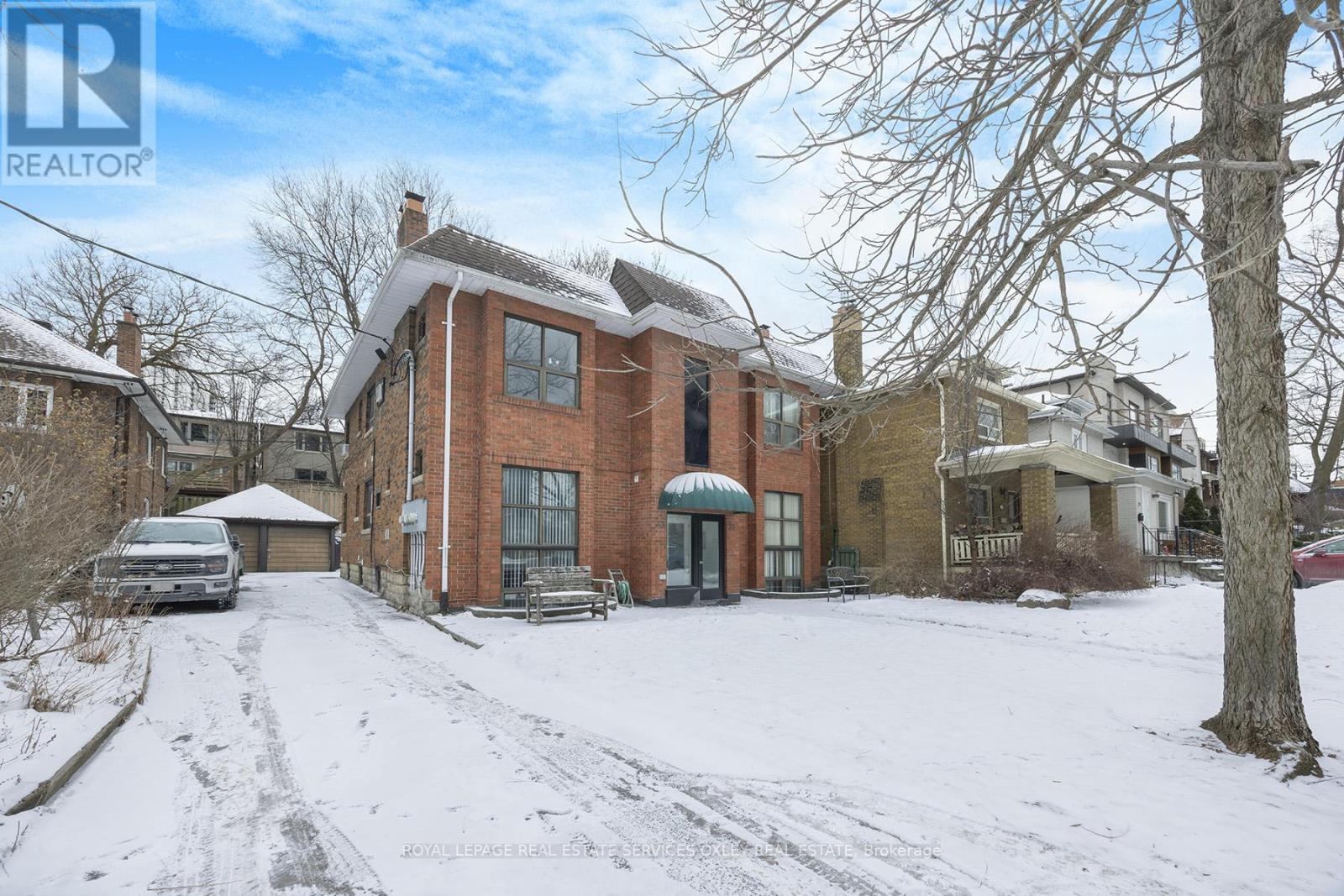 












2 - 31 GLEBE ROAD E

,
Toronto,




Ontario
M4S1N7

