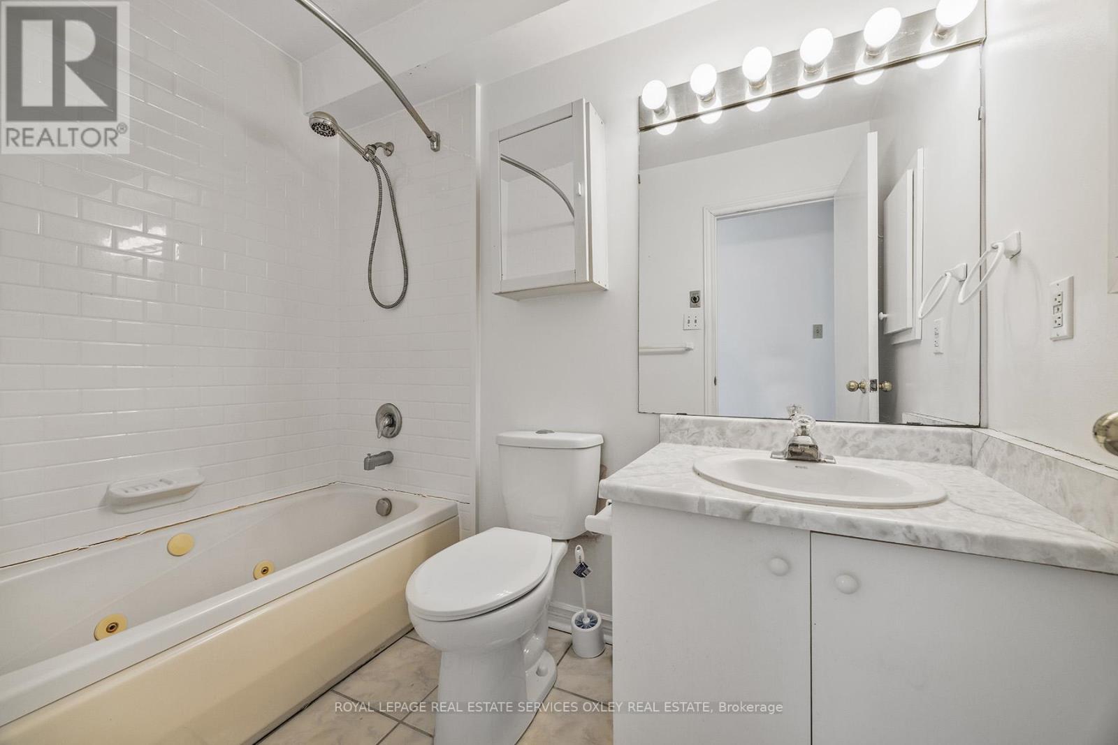 












2 - 31 GLEBE ROAD E

,
Toronto,




Ontario
M4S1N7

