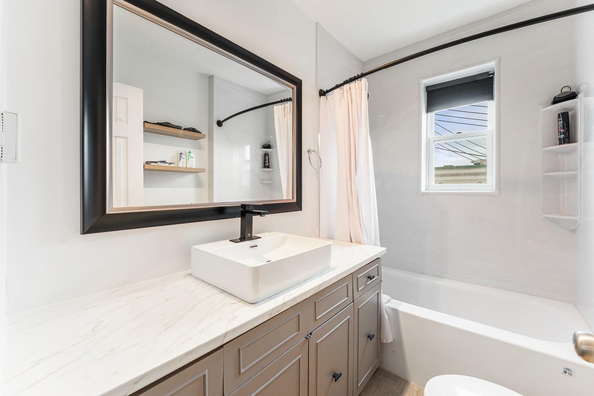 









56

 - A


10e Avenue N.

,
Sherbrooke (Fleurimont),




QC
J1E2S9


