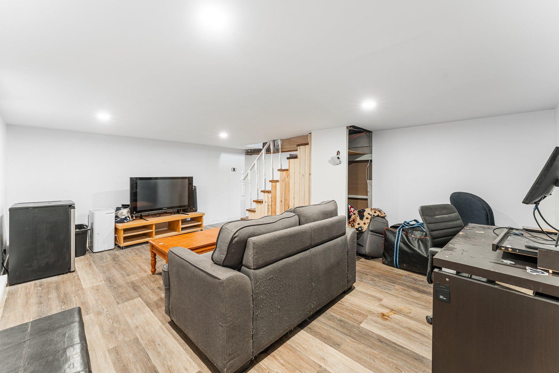 









56

 - A


10e Avenue N.

,
Sherbrooke (Fleurimont),




QC
J1E2S9

