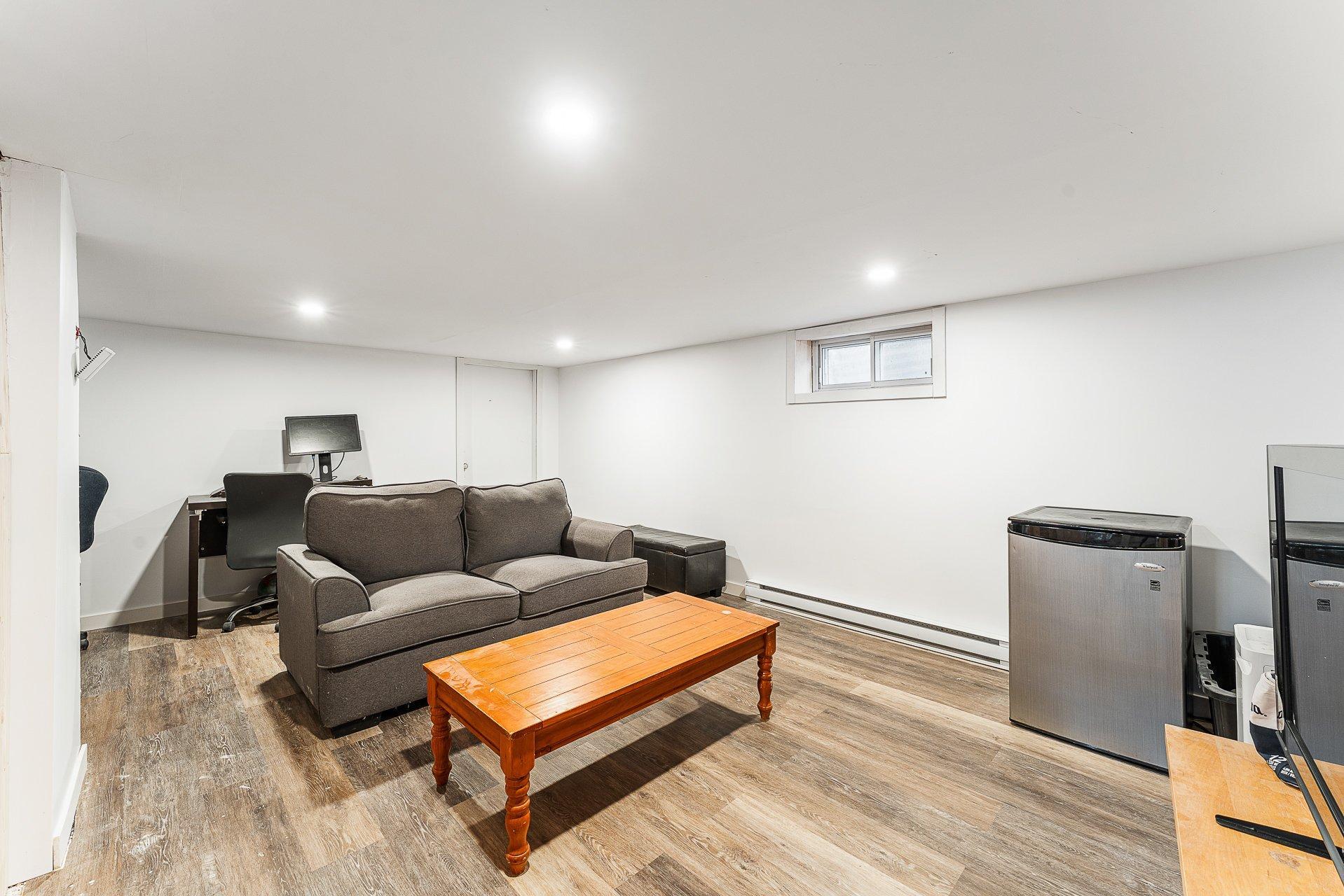 









56

 - A


10e Avenue N.

,
Sherbrooke (Fleurimont),




QC
J1E2S9

