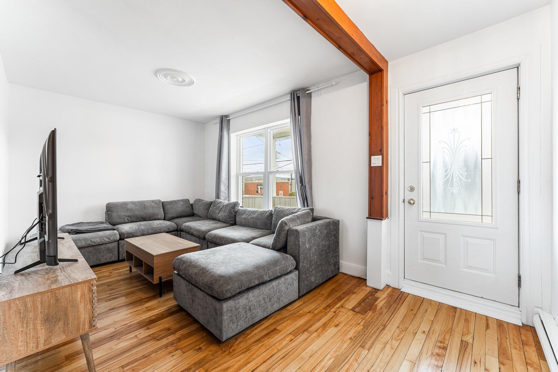 









56

 - A


10e Avenue N.

,
Sherbrooke (Fleurimont),




QC
J1E2S9

