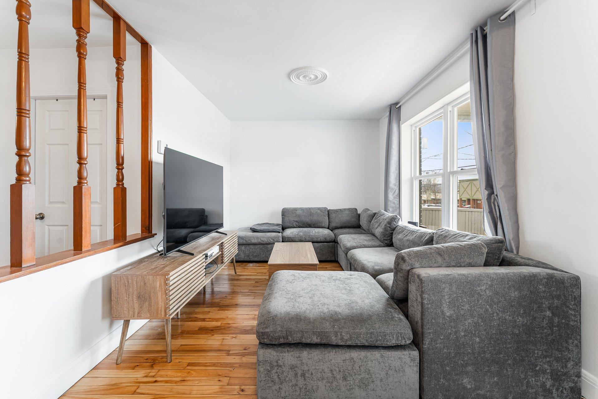 









56

 - A


10e Avenue N.

,
Sherbrooke (Fleurimont),




QC
J1E2S9

