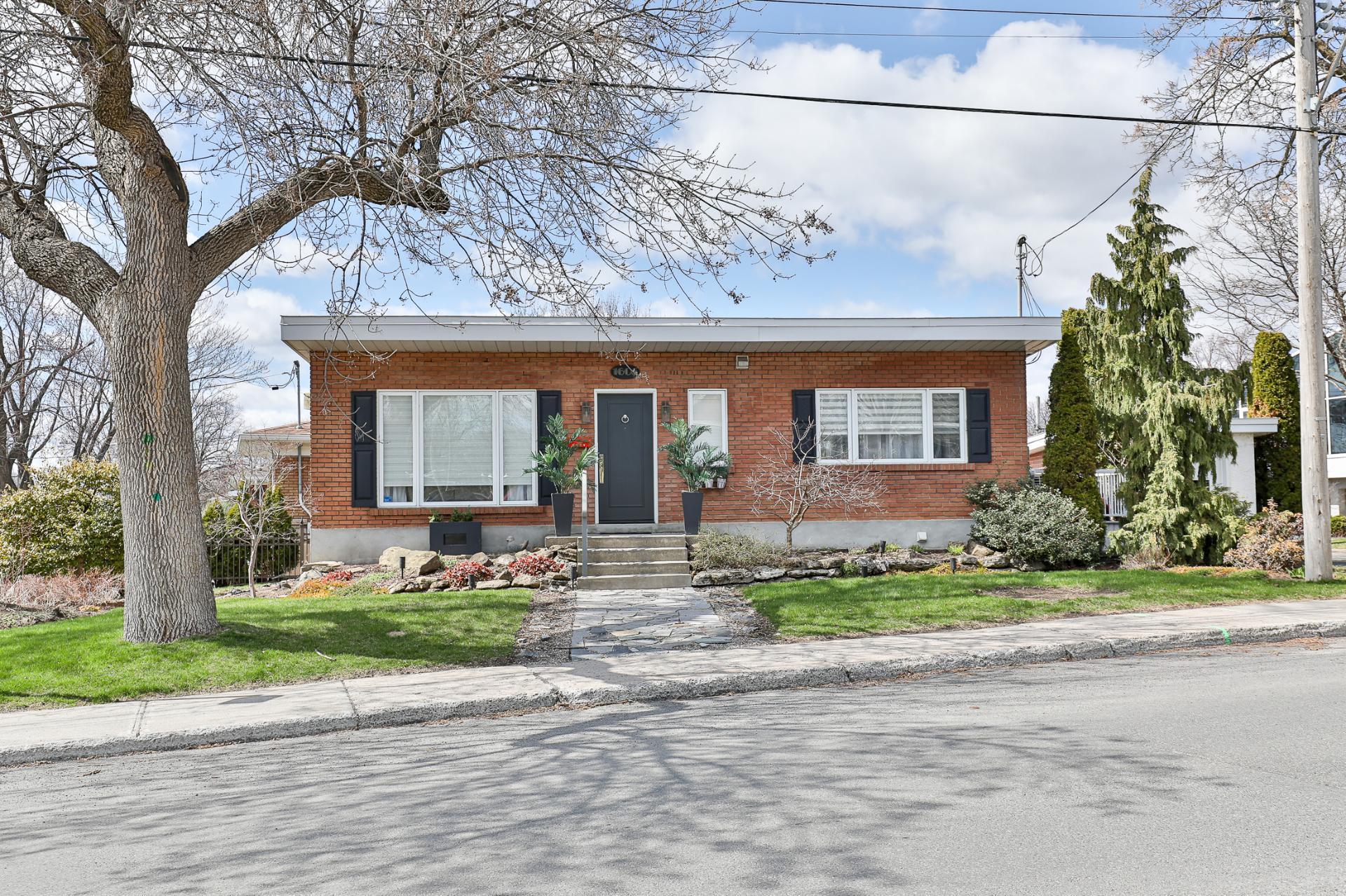 









1605


Rue Sauriol E.

,
Montréal (Ahuntsic-Cartierville),




QC
H2C1X2

