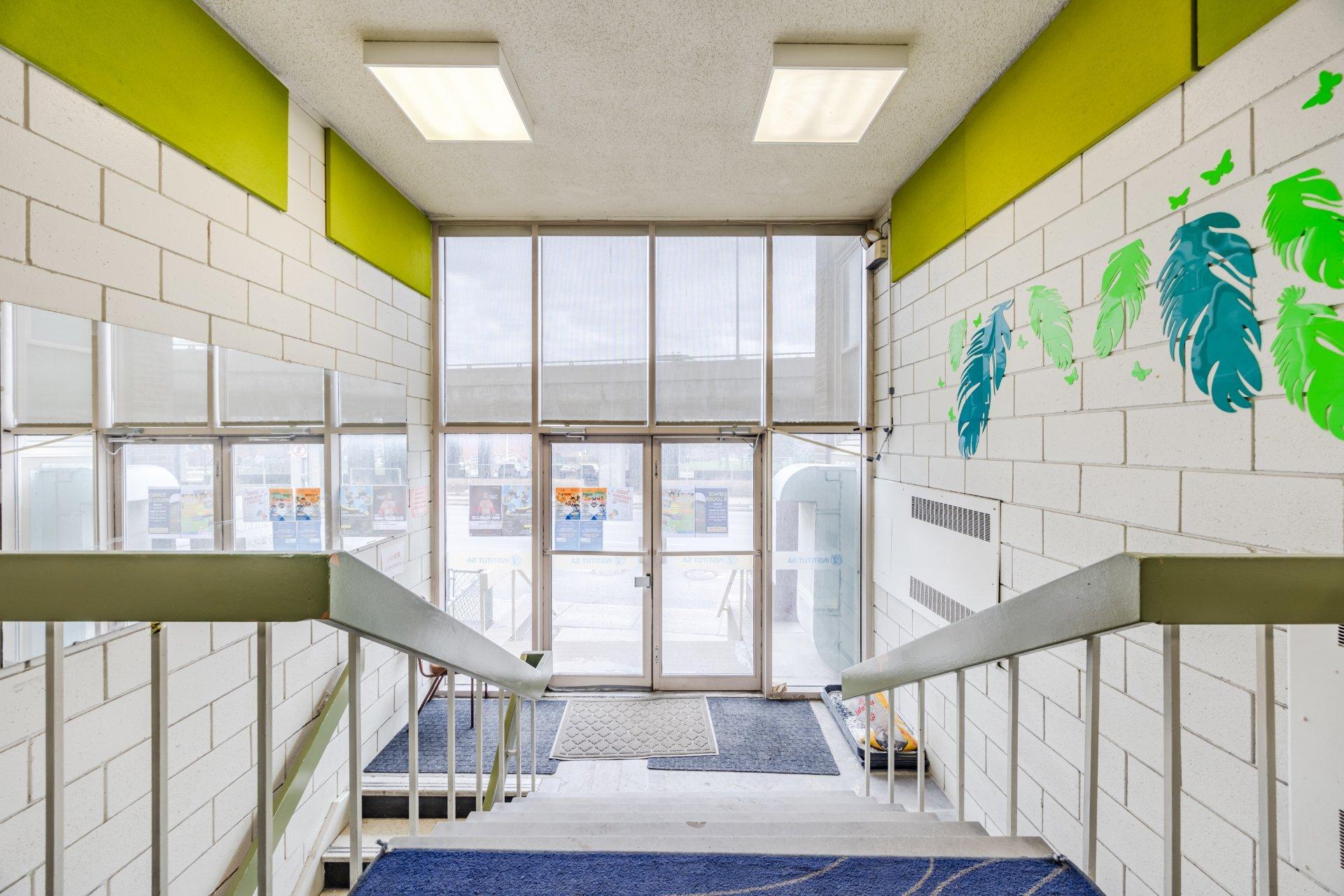 









690


Boul. Crémazie E.

,
Montréal (Villeray/Saint-Michel/Parc-Extension),




QC
H2P1E9

