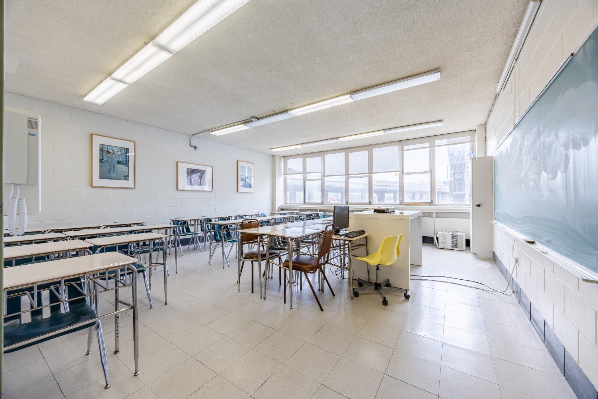 









690


Boul. Crémazie E.

,
Montréal (Villeray/Saint-Michel/Parc-Extension),




QC
H2P1E9

