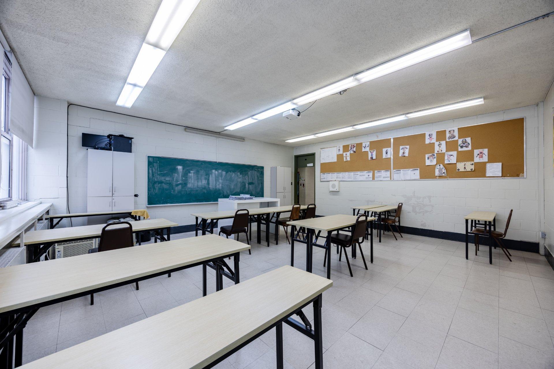 









690


Boul. Crémazie E.

,
Montréal (Villeray/Saint-Michel/Parc-Extension),




QC
H2P1E9


