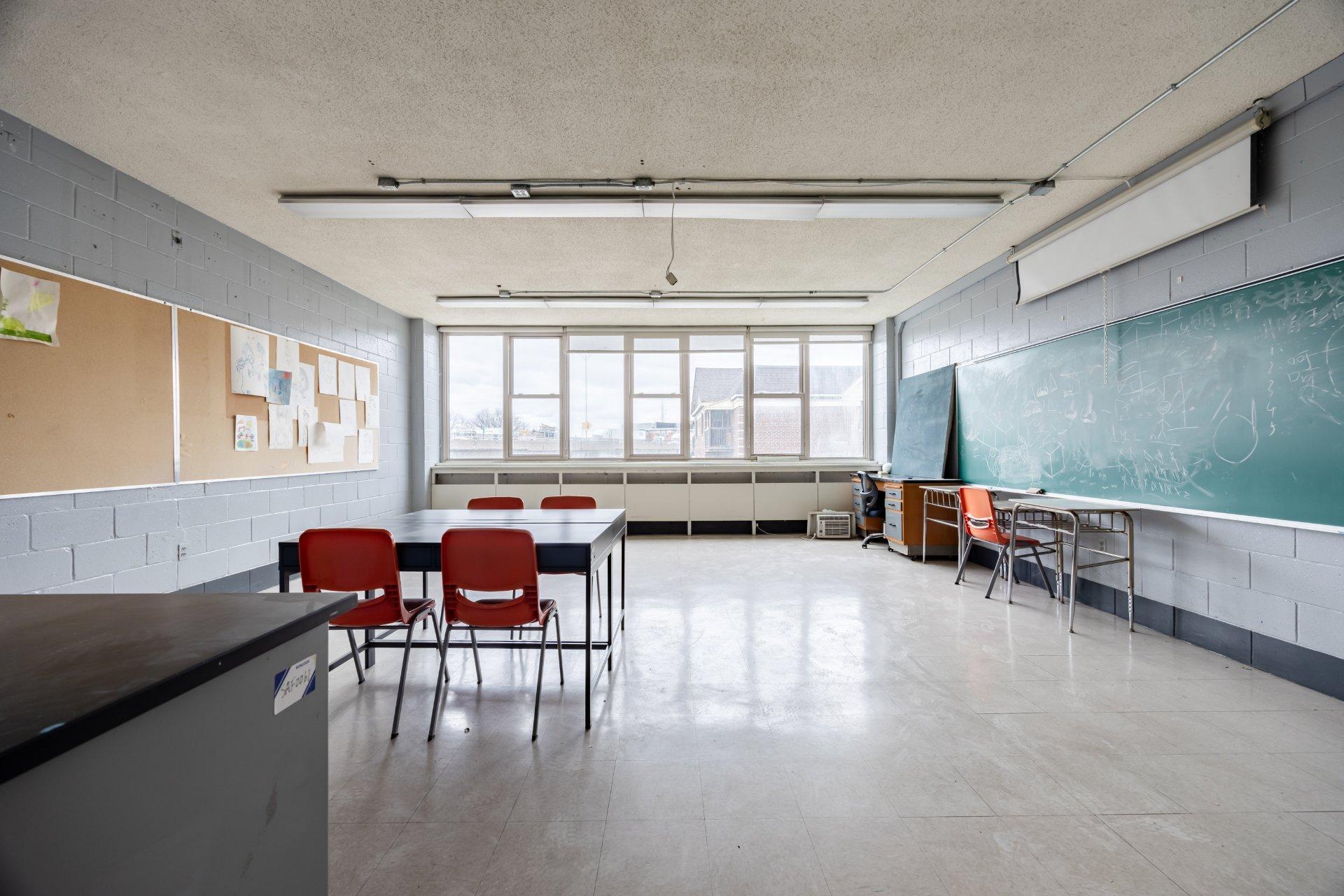 









690


Boul. Crémazie E.

,
Montréal (Villeray/Saint-Michel/Parc-Extension),




QC
H2P1E9

