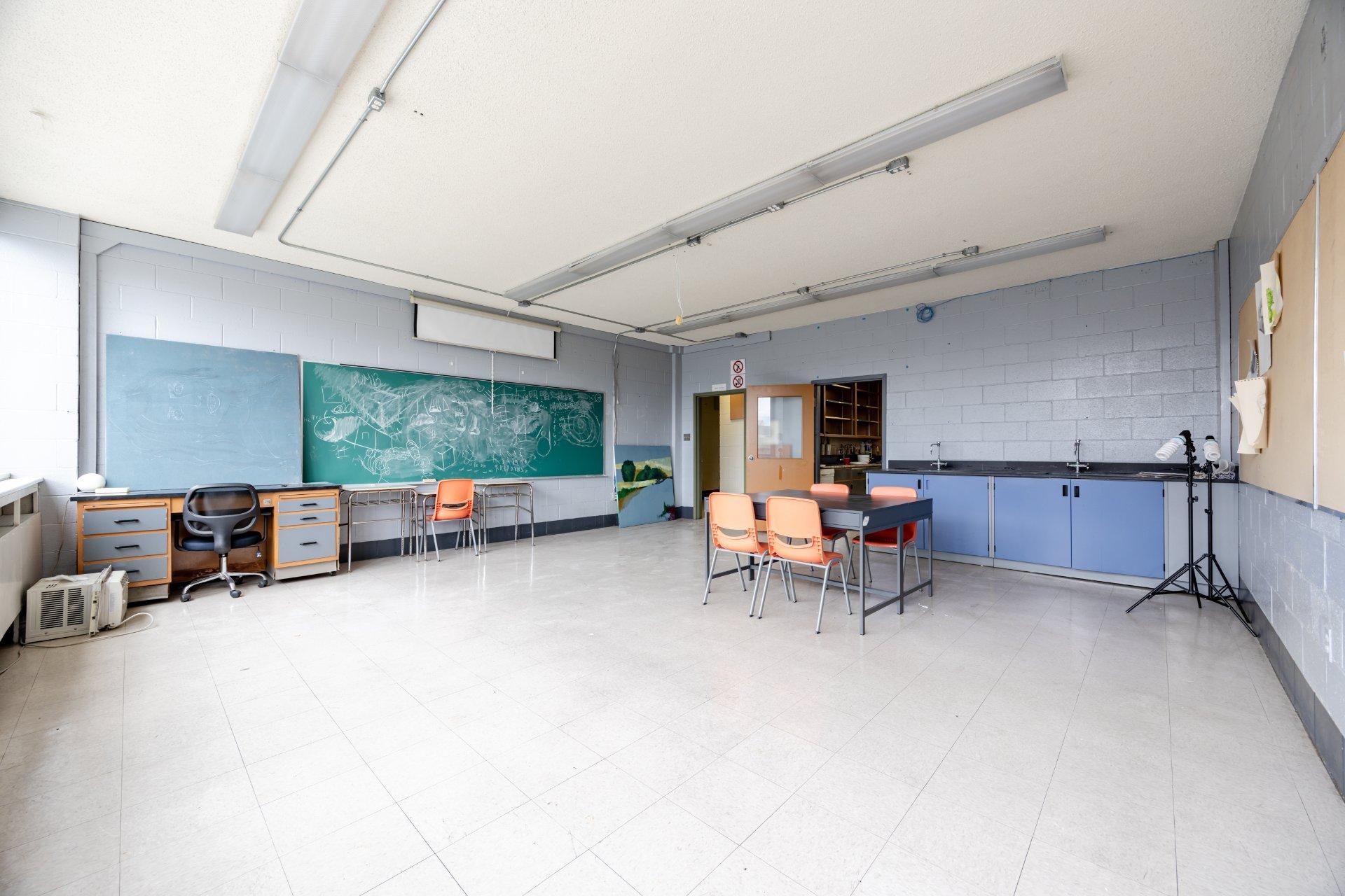 









690


Boul. Crémazie E.

,
Montréal (Villeray/Saint-Michel/Parc-Extension),




QC
H2P1E9

