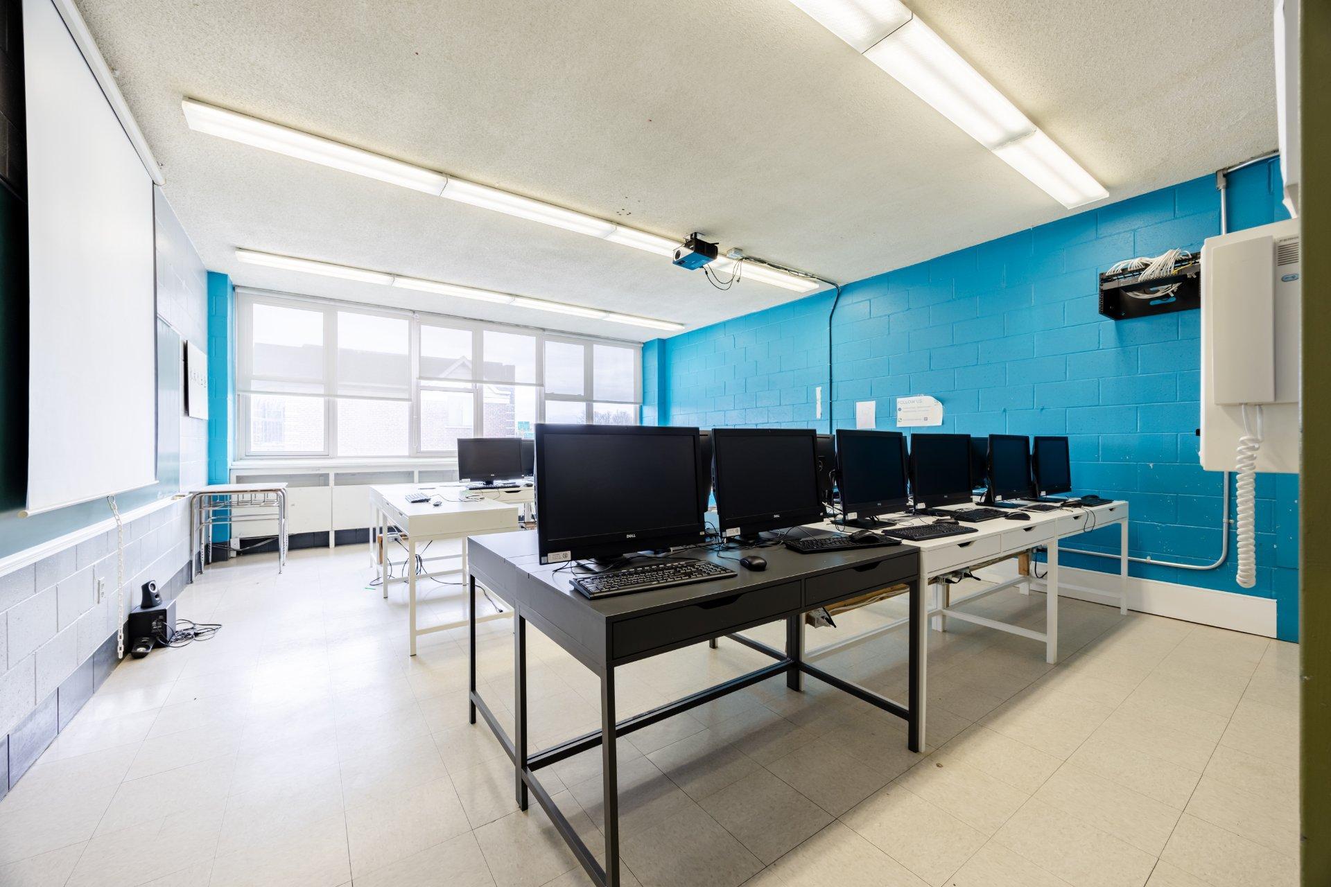 









690


Boul. Crémazie E.

,
Montréal (Villeray/Saint-Michel/Parc-Extension),




QC
H2P1E9


