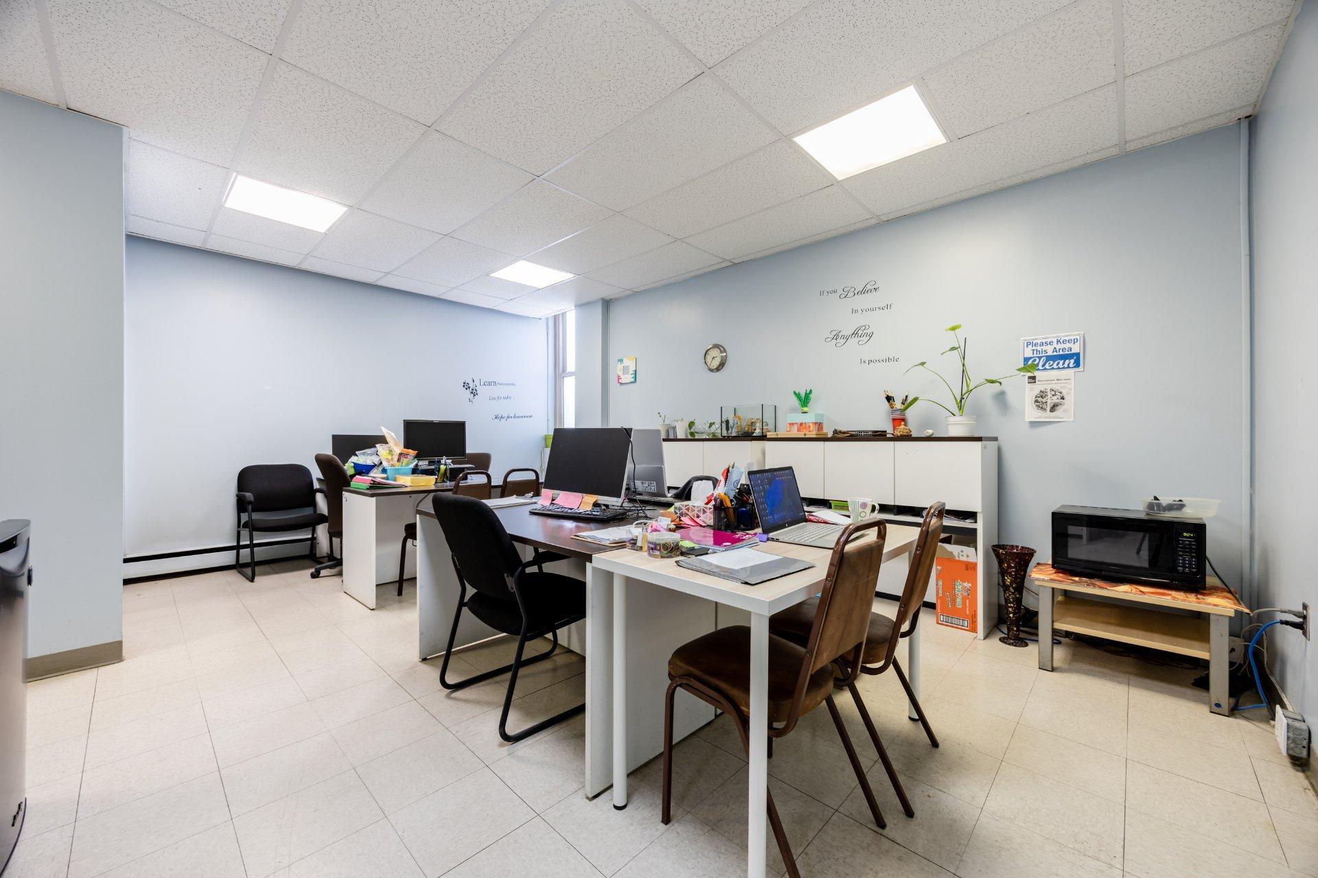 









690


Boul. Crémazie E.

,
Montréal (Villeray/Saint-Michel/Parc-Extension),




QC
H2P1E9

