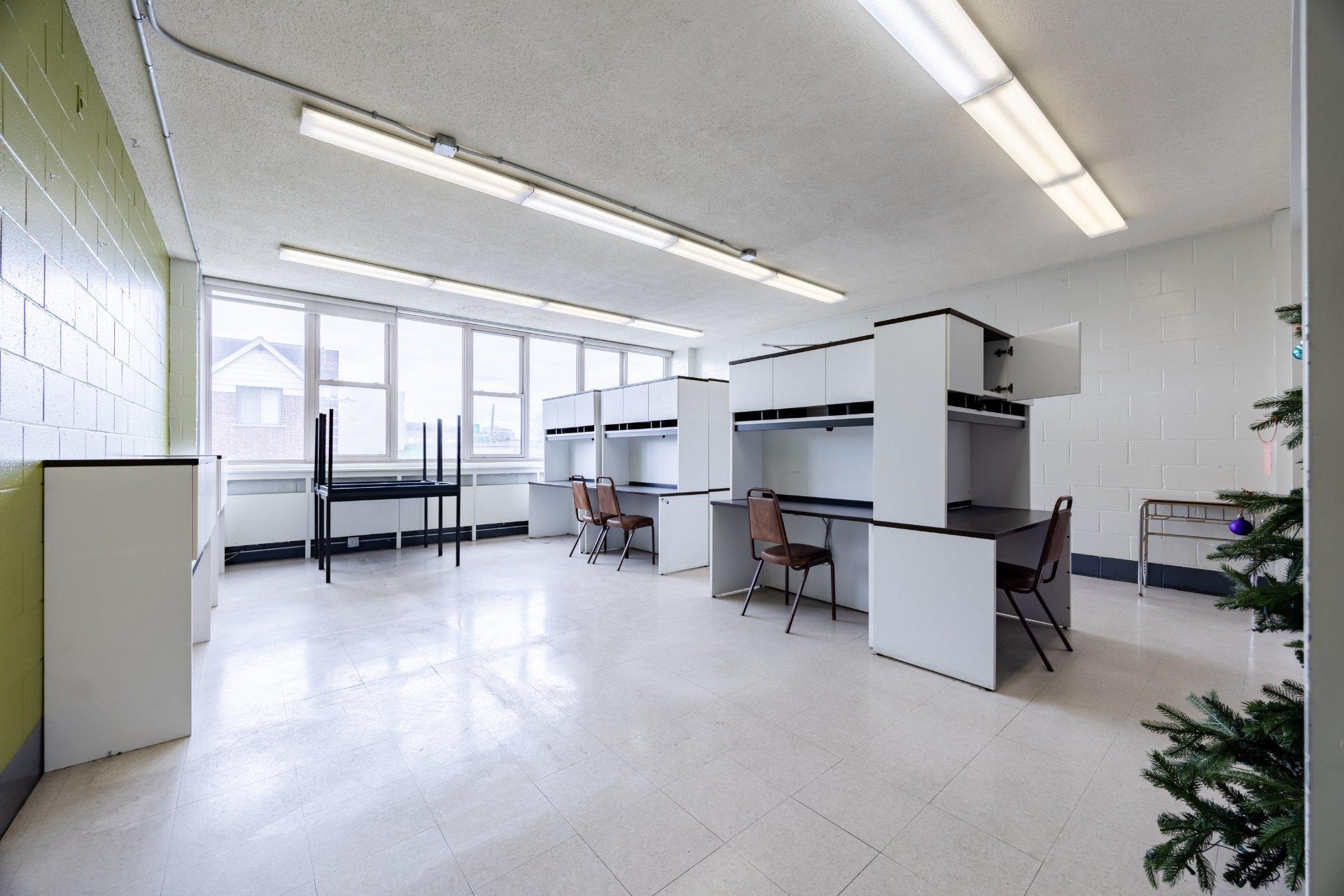 









690


Boul. Crémazie E.

,
Montréal (Villeray/Saint-Michel/Parc-Extension),




QC
H2P1E9

