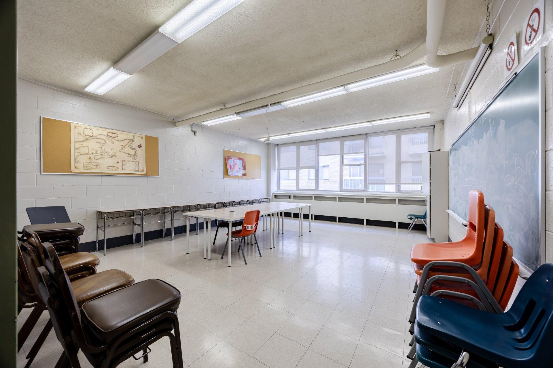 









690


Boul. Crémazie E.

,
Montréal (Villeray/Saint-Michel/Parc-Extension),




QC
H2P1E9

