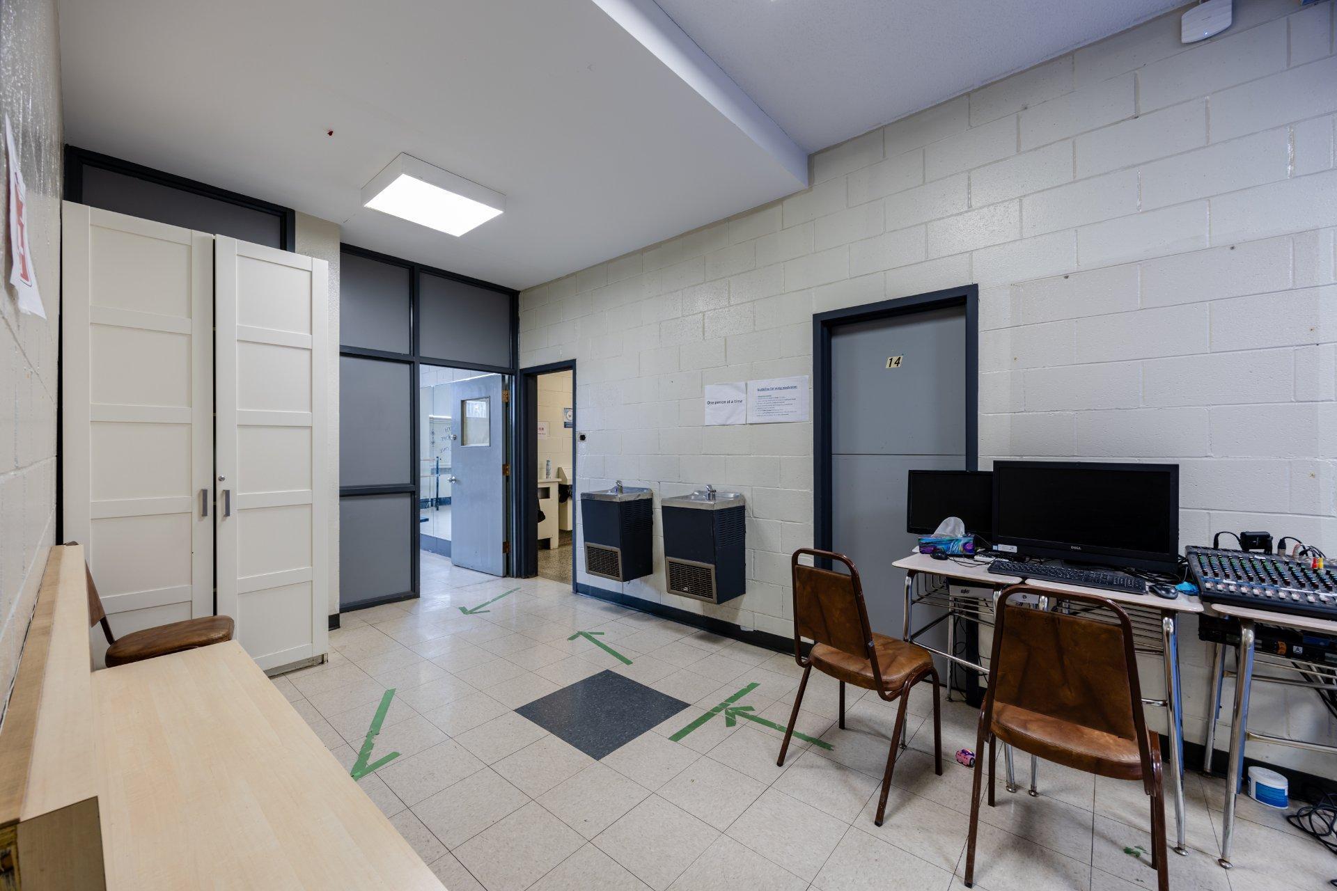 









690


Boul. Crémazie E.

,
Montréal (Villeray/Saint-Michel/Parc-Extension),




QC
H2P1E9

