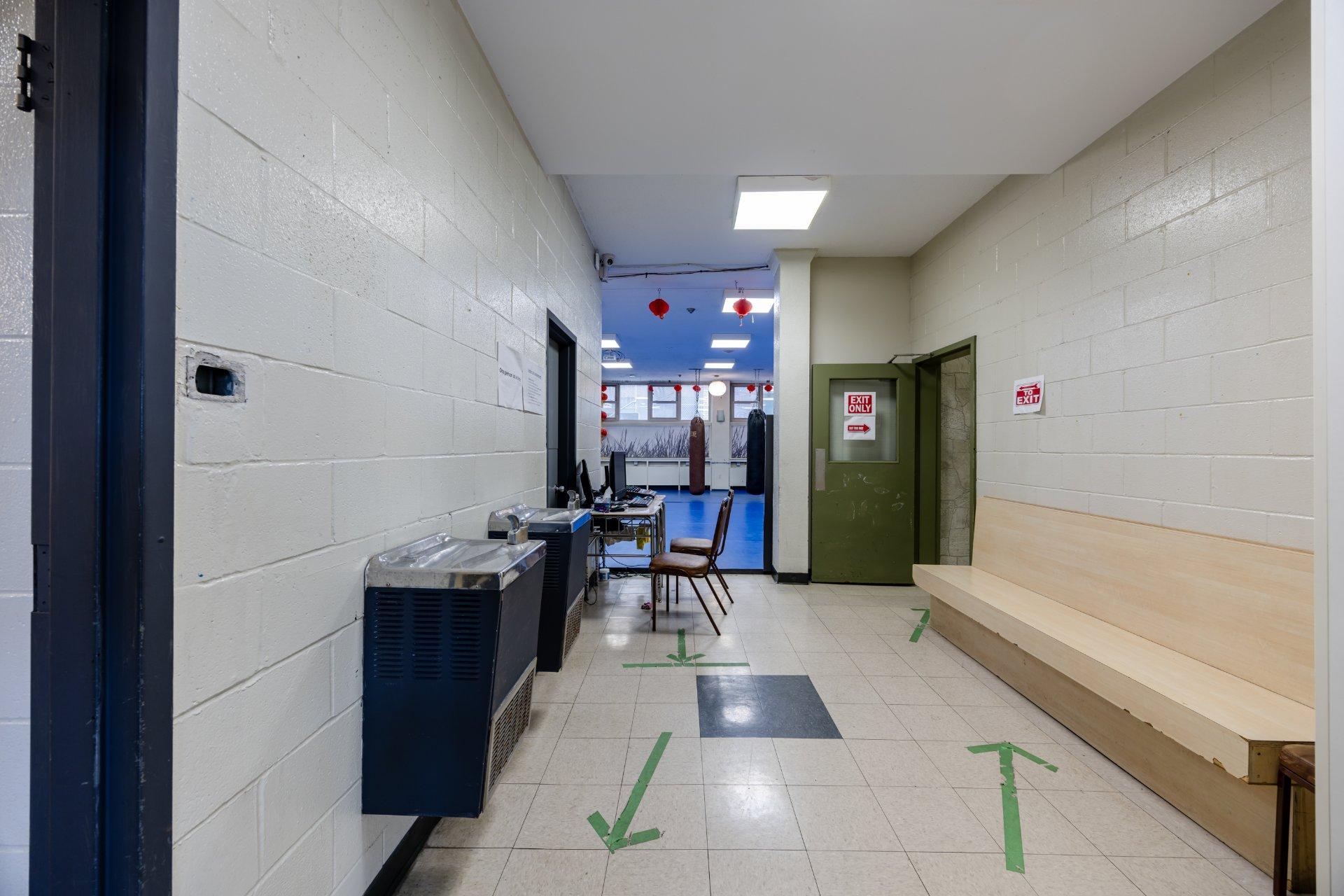 









690


Boul. Crémazie E.

,
Montréal (Villeray/Saint-Michel/Parc-Extension),




QC
H2P1E9

