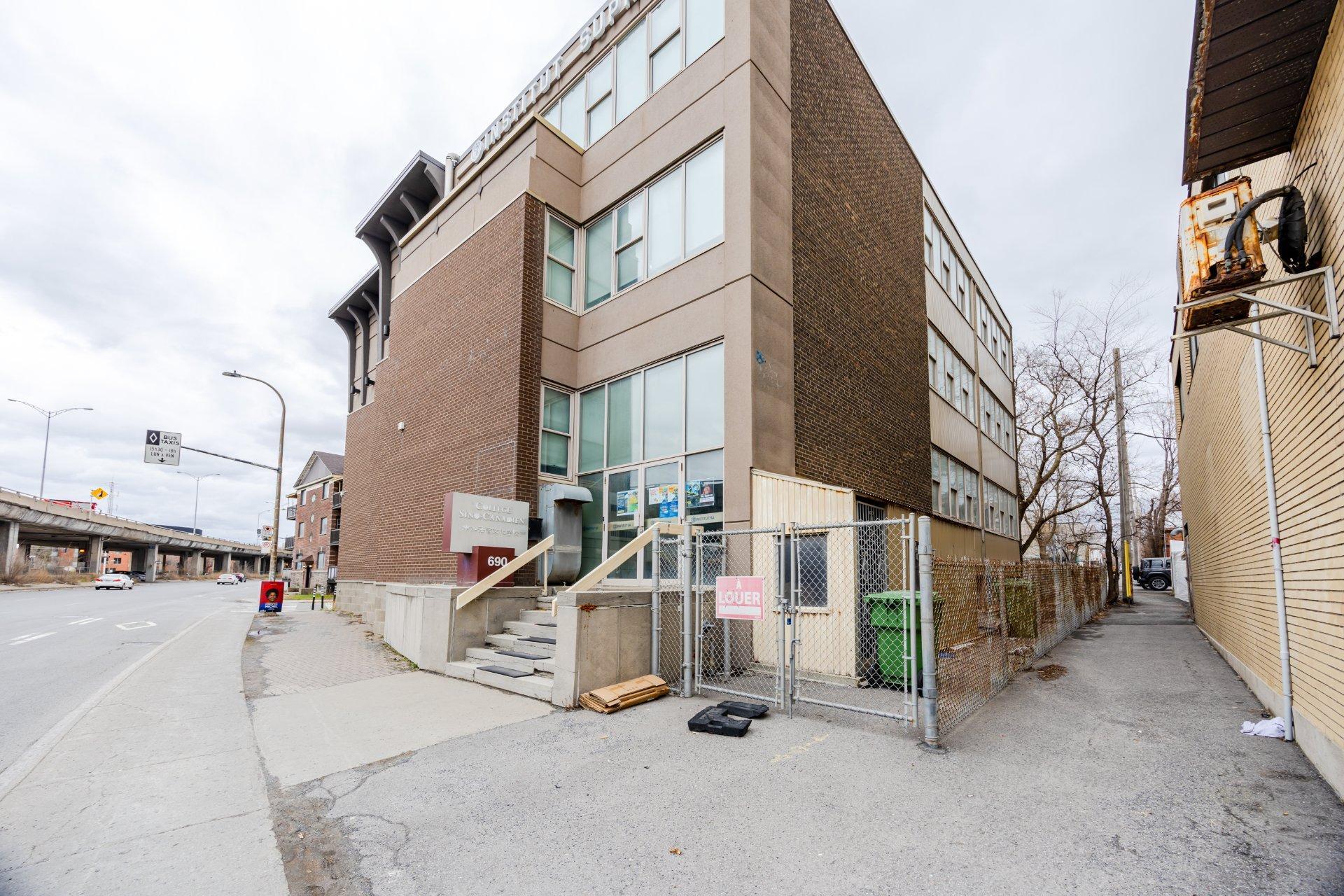 









690


Boul. Crémazie E.

,
Montréal (Villeray/Saint-Michel/Parc-Extension),




QC
H2P1E9

