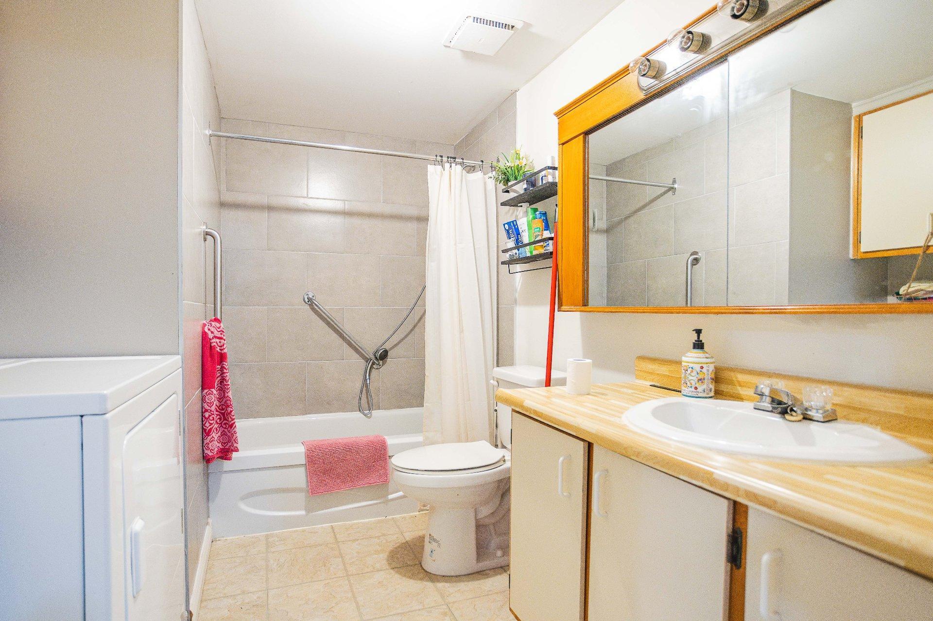 









2133


Rue St-Laurent

,
Shawinigan,




QC
G9N3C5

