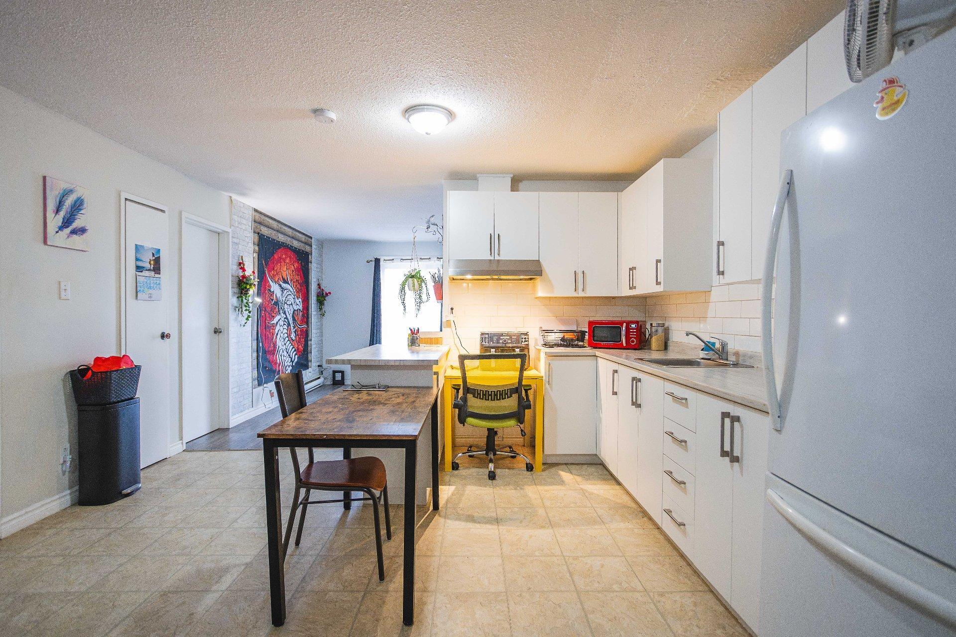 









2133


Rue St-Laurent

,
Shawinigan,




QC
G9N3C5

