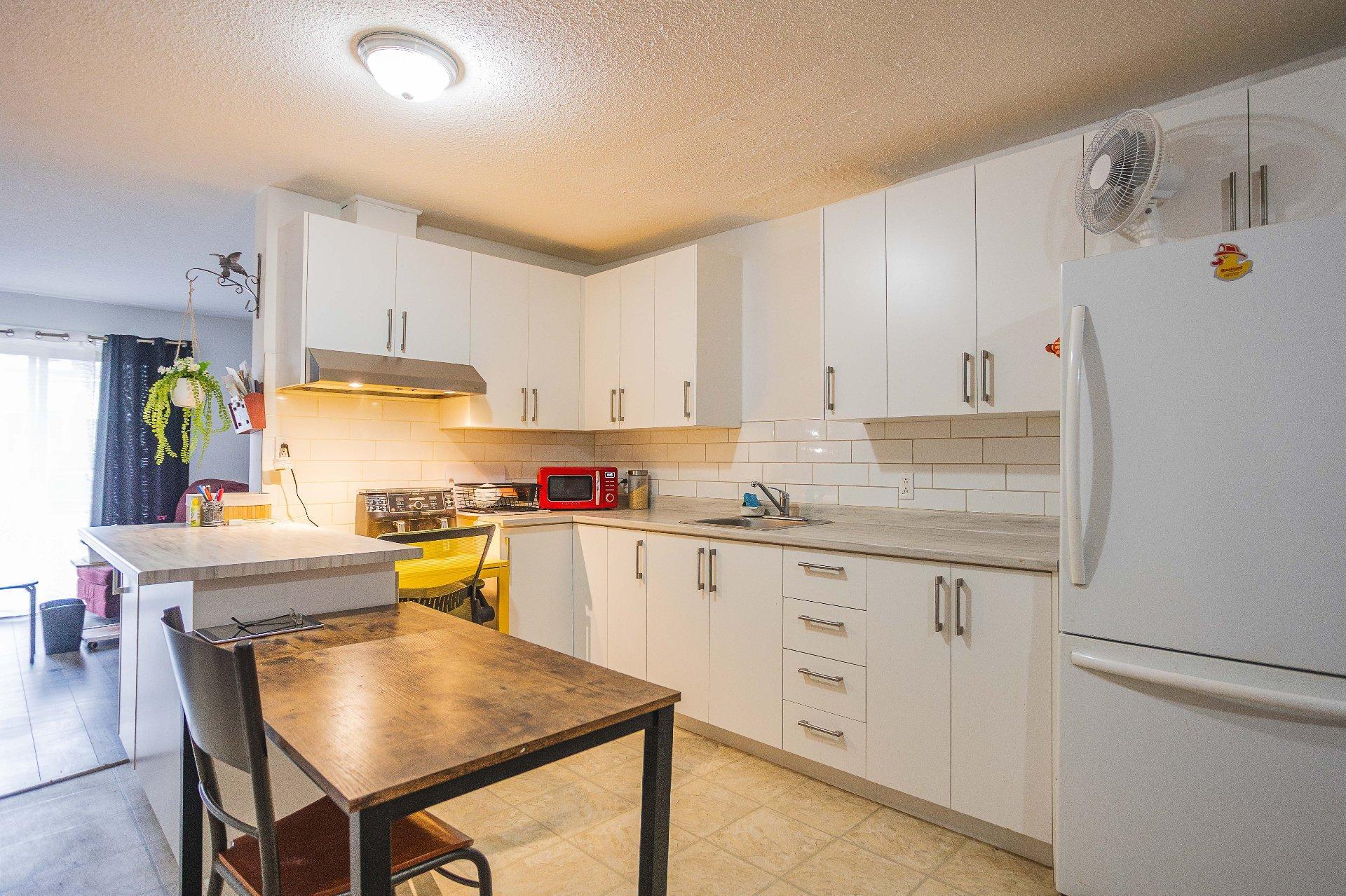 









2133


Rue St-Laurent

,
Shawinigan,




QC
G9N3C5


