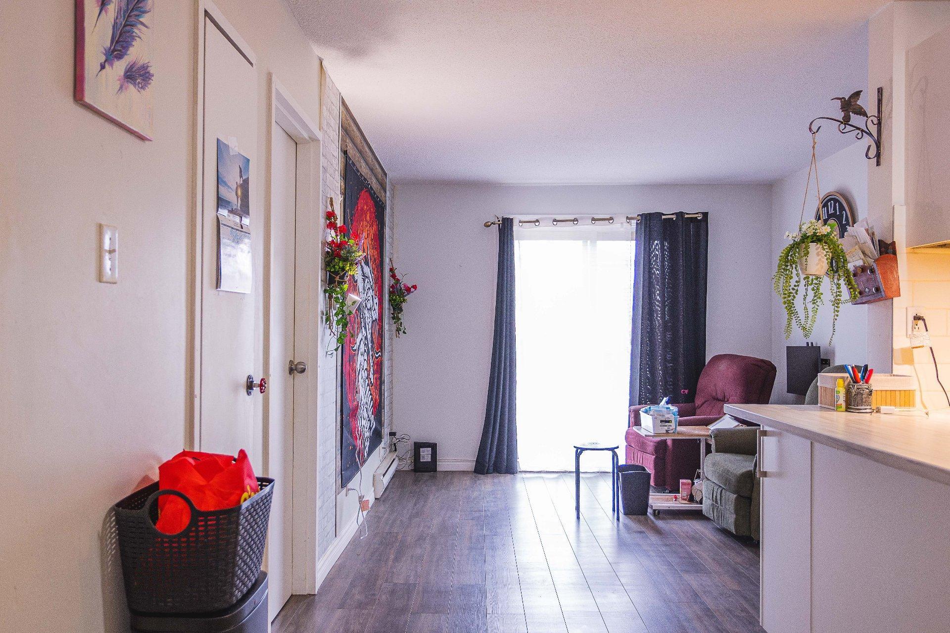 









2133


Rue St-Laurent

,
Shawinigan,




QC
G9N3C5

