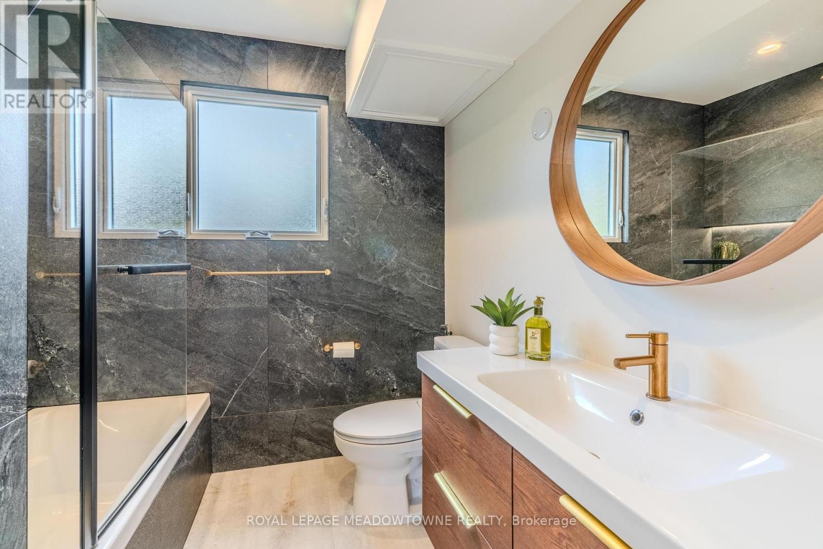 












319 EAST 16TH STREET

,
Hamilton,




Ontario
L9A4K1

