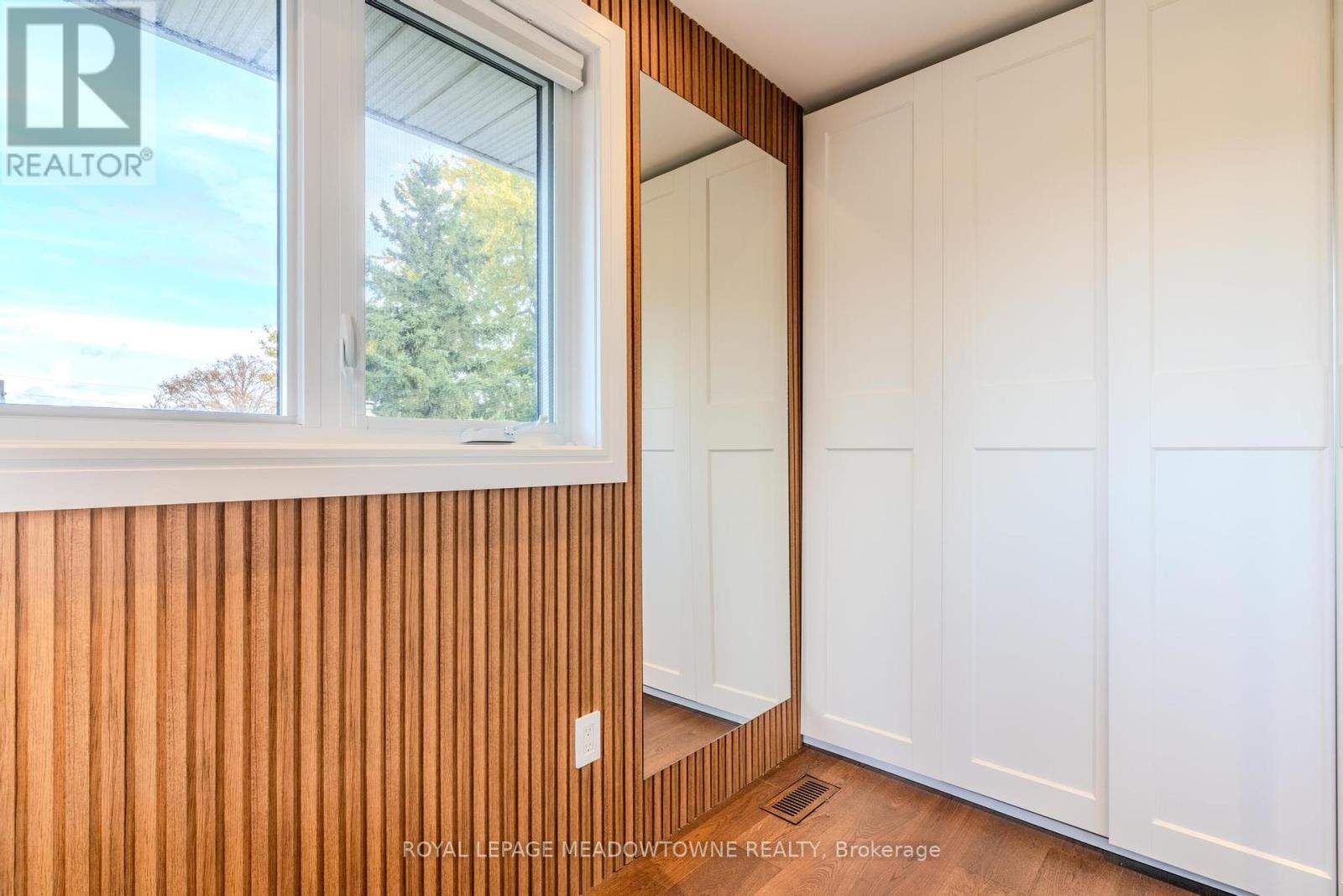 












319 EAST 16TH STREET

,
Hamilton,




Ontario
L9A4K1

