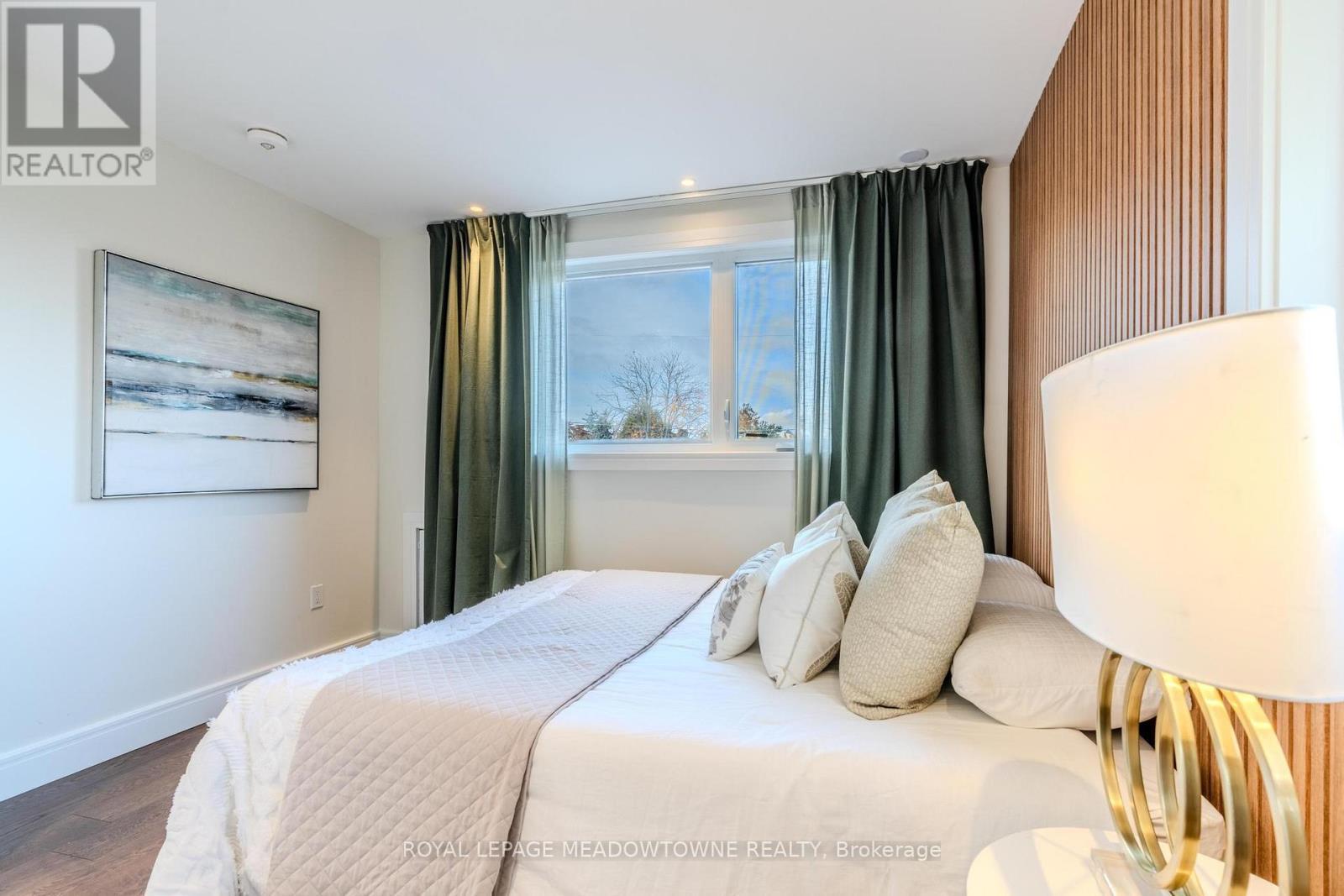 












319 EAST 16TH STREET

,
Hamilton,




Ontario
L9A4K1

