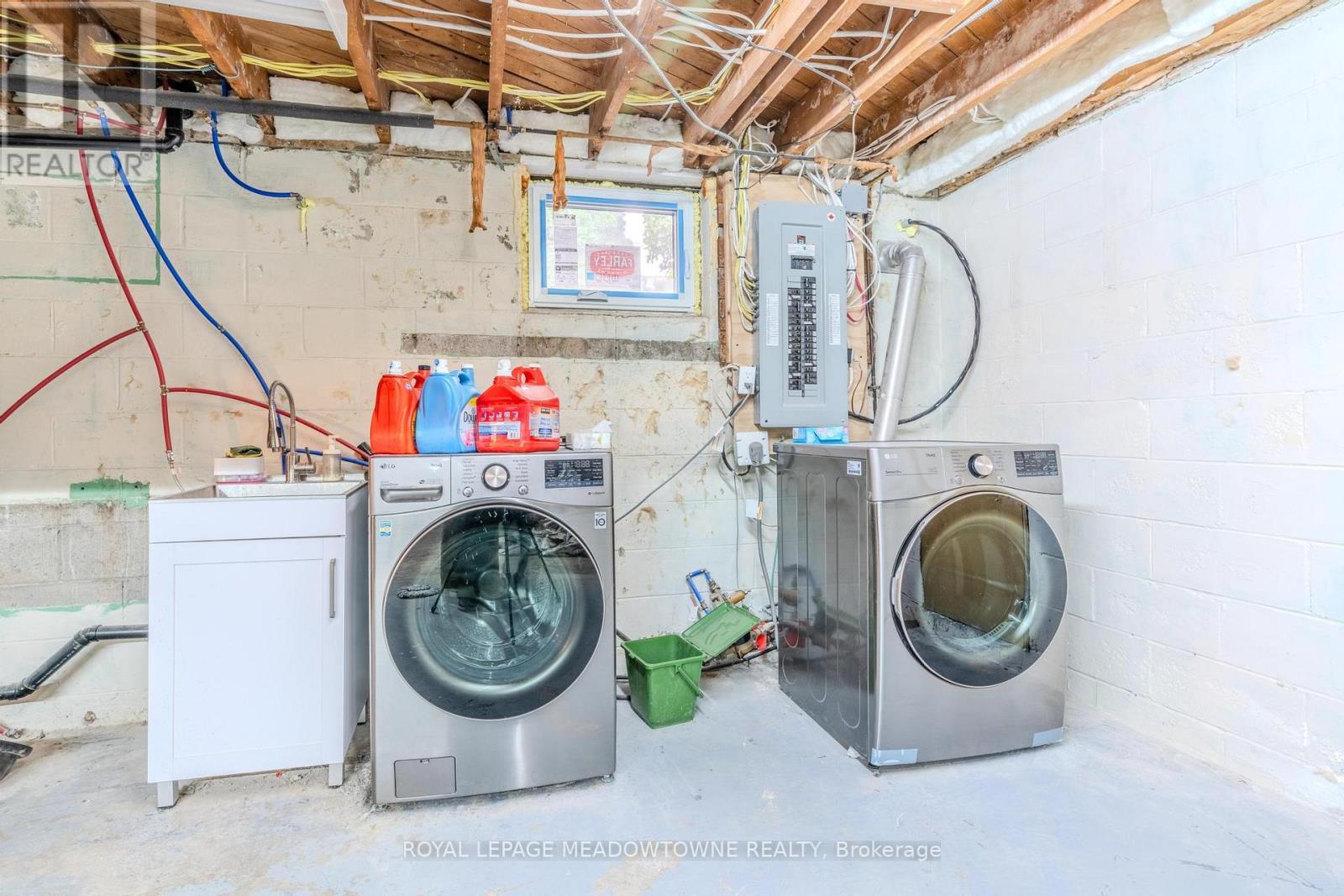 












319 EAST 16TH STREET

,
Hamilton,




Ontario
L9A4K1


