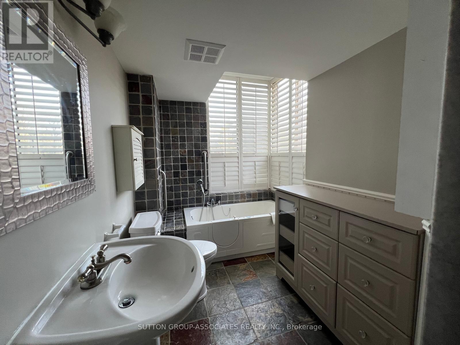 












103 - 1110 WALDEN CIRCLE

,
Mississauga,




Ontario
L5J4R3

